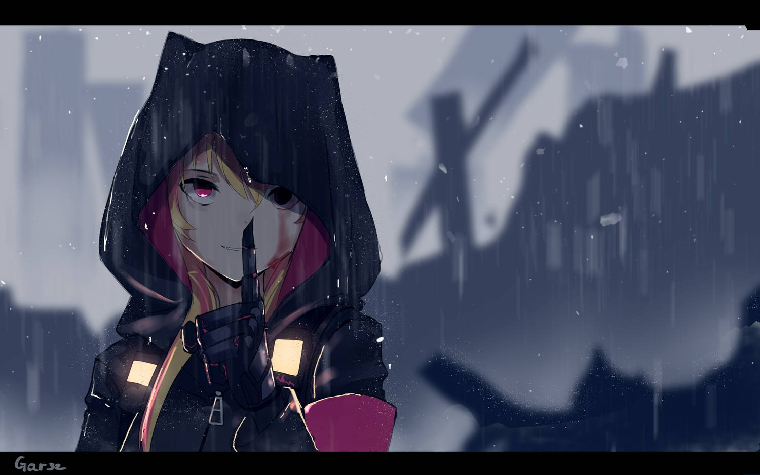 少女前線動漫少女連帽衫 壁紙 — 一個孤獨的動漫女孩，粉紅色的眼睛和黑色連帽衫，站在下雨的城市小巷裡，手持一把帶有黃色發光裝飾的槍。