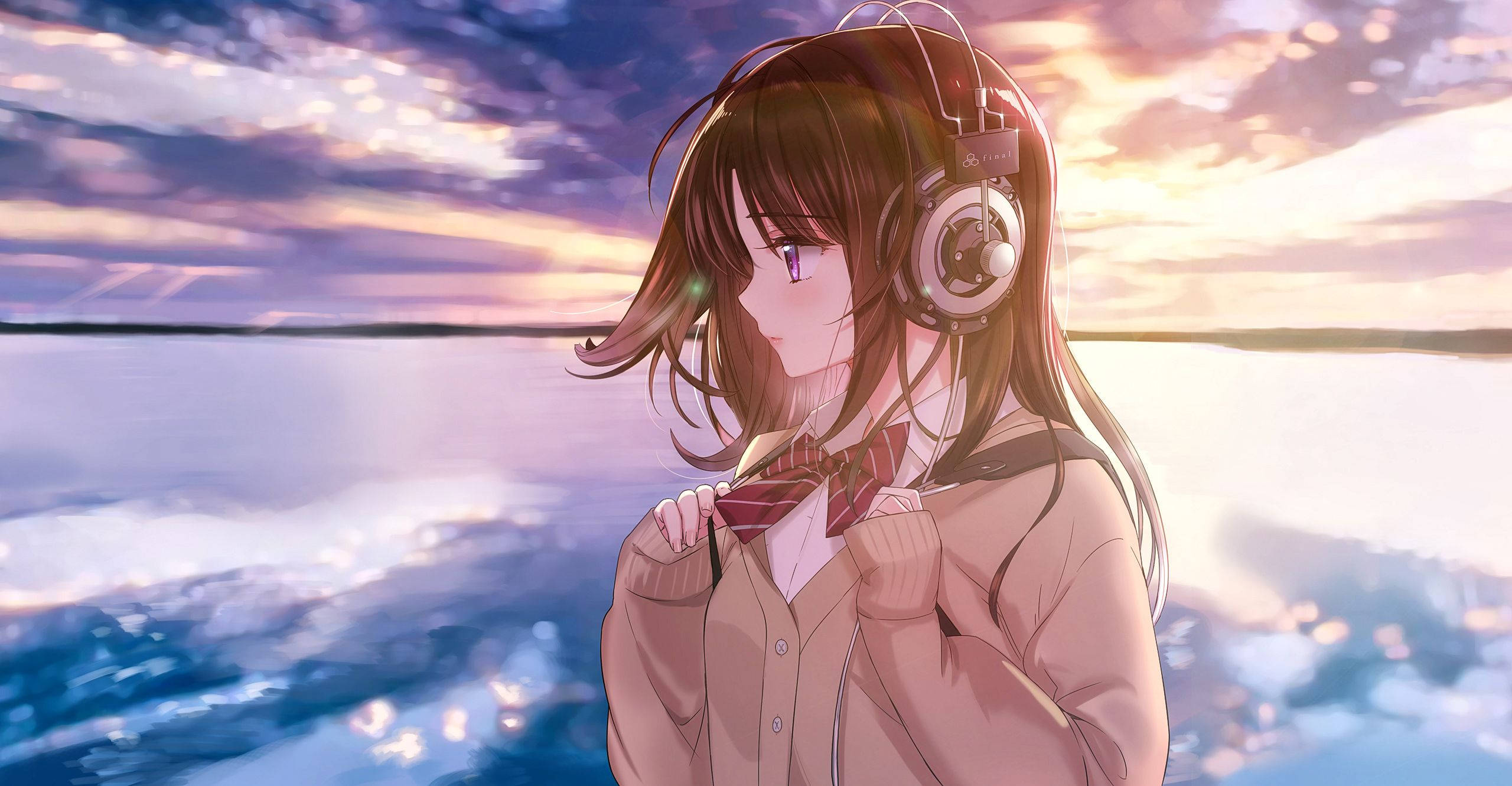 少女卡通 壁紙 — 戴著耳機的動漫少女站在夕陽下閃閃發光的湖邊，風吹亂她的頭髮，她若有所思地向前凝視。