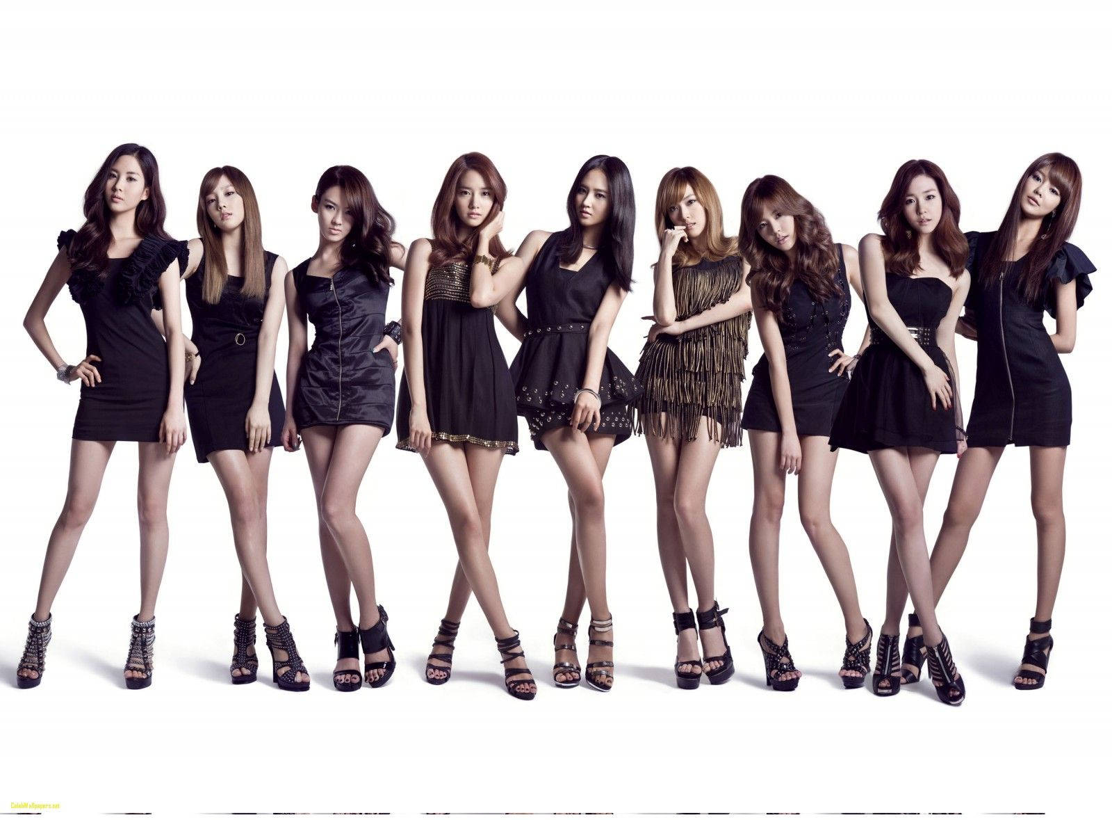 少女時代K-pop 壁紙 — 七位身穿時尚黑色連衣裙和高跟鞋的女性在純白色背景前自信地擺姿勢。