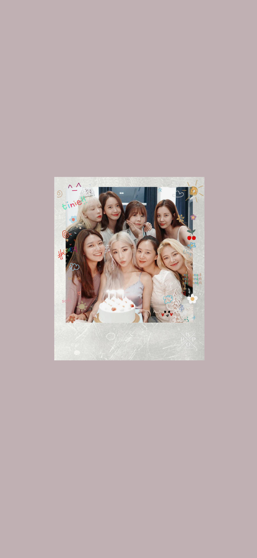七位女性用蛋糕和蠟燭慶祝生日。