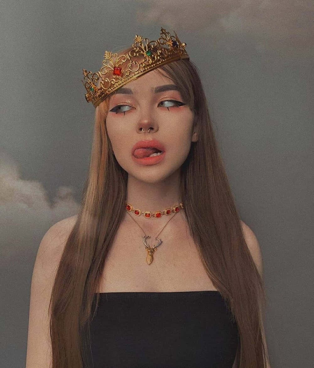 女性戴著金色王冠和鹿項鍊，背景為多雲天空。