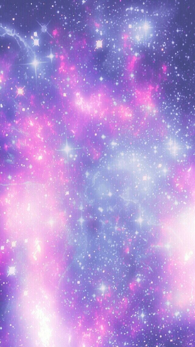 在深邃太空中充滿閃爍星星的鮮豔粉紅、紫、藍色星雲。