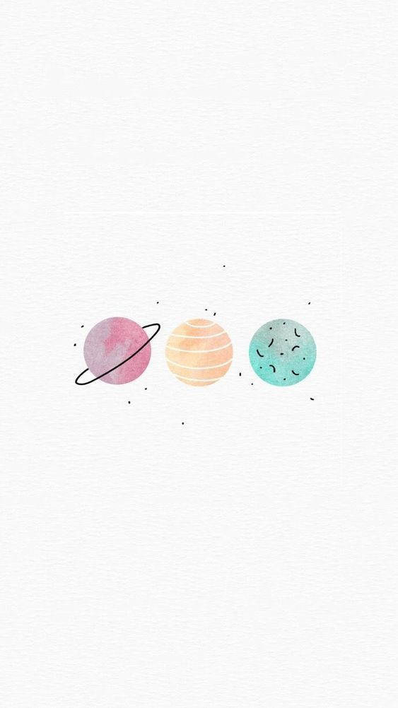 三個色彩繽紛的水彩星球漂浮在紋理白色背景的太空上。