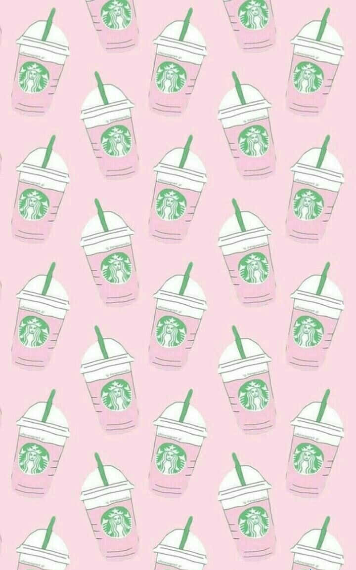 少女風星巴克淡粉咖啡飲品 壁紙 — 粉紅色Starbucks飲品杯配綠色飲管，在淺粉紅色背景上以柔和粉彩圖案重複。