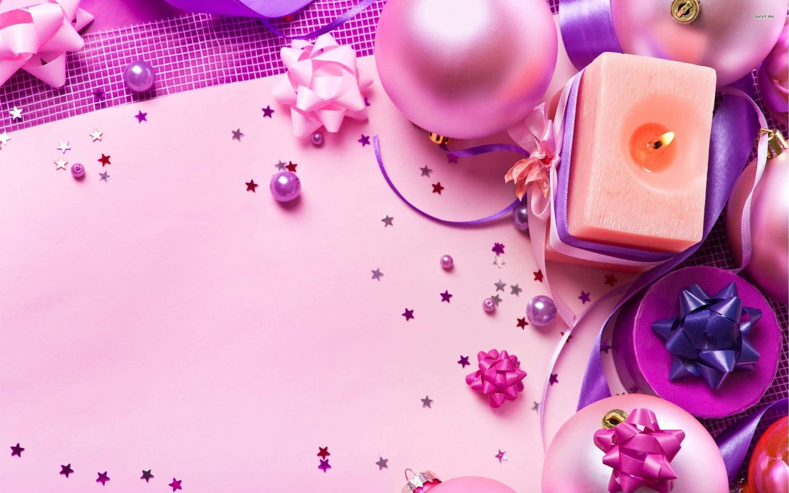 少女風紫色聖誕蠟燭 壁紙 — 一個節日粉紅色和紫色的假期佈置，包括氣球、蝴蝶結、蠟燭和星星，在柔和的粉紅色背景上。