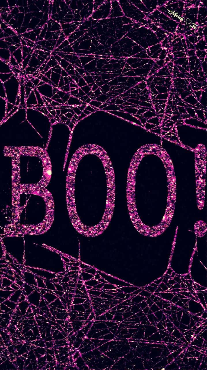萬聖節用，碎裂玻璃背景上的紫色閃亮BOO文字。