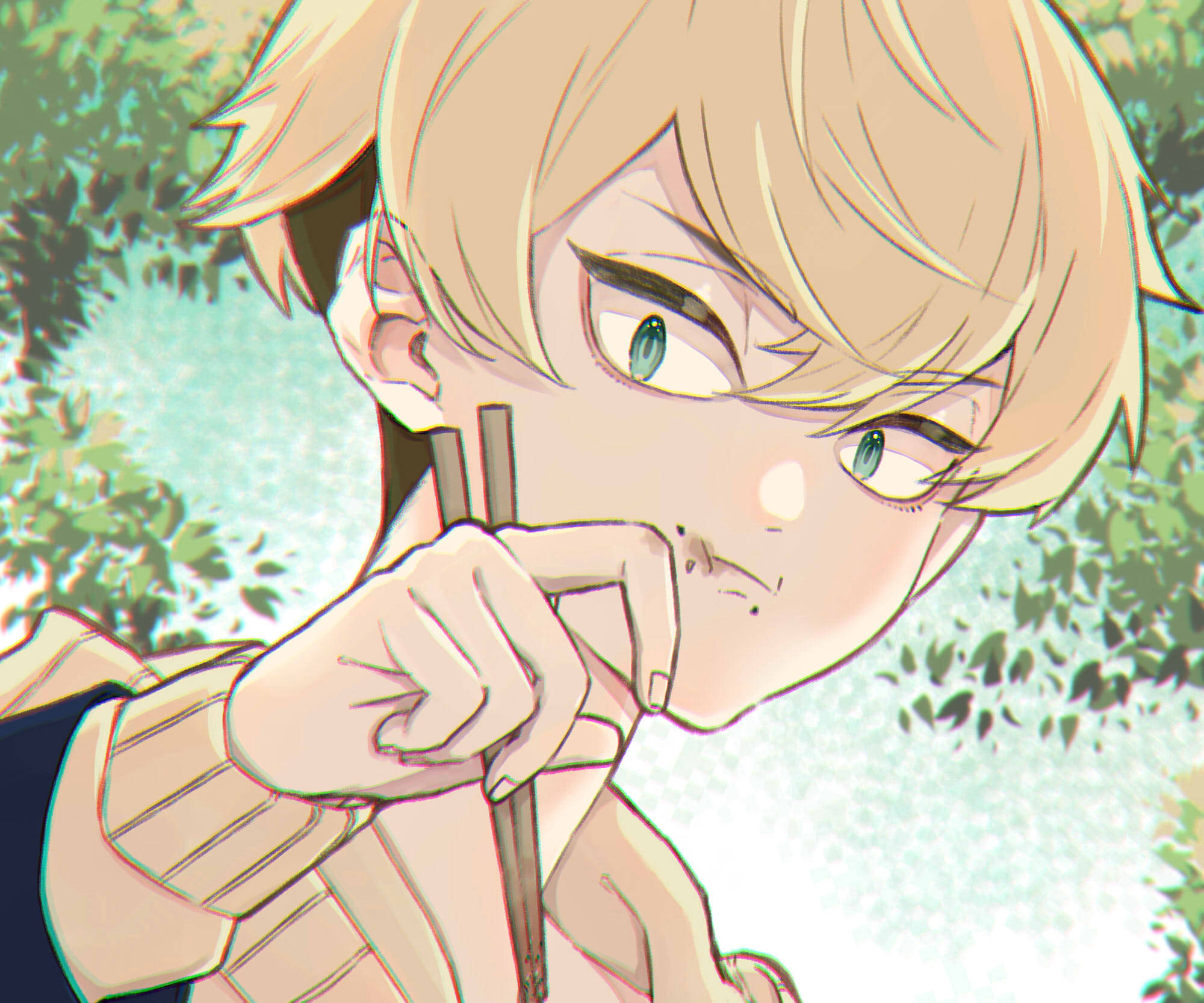少年松野千冬 壁紙 — 一個金髮碧眼的動漫男孩在柔和的綠色樹葉背景前將筷子靠近嘴邊。