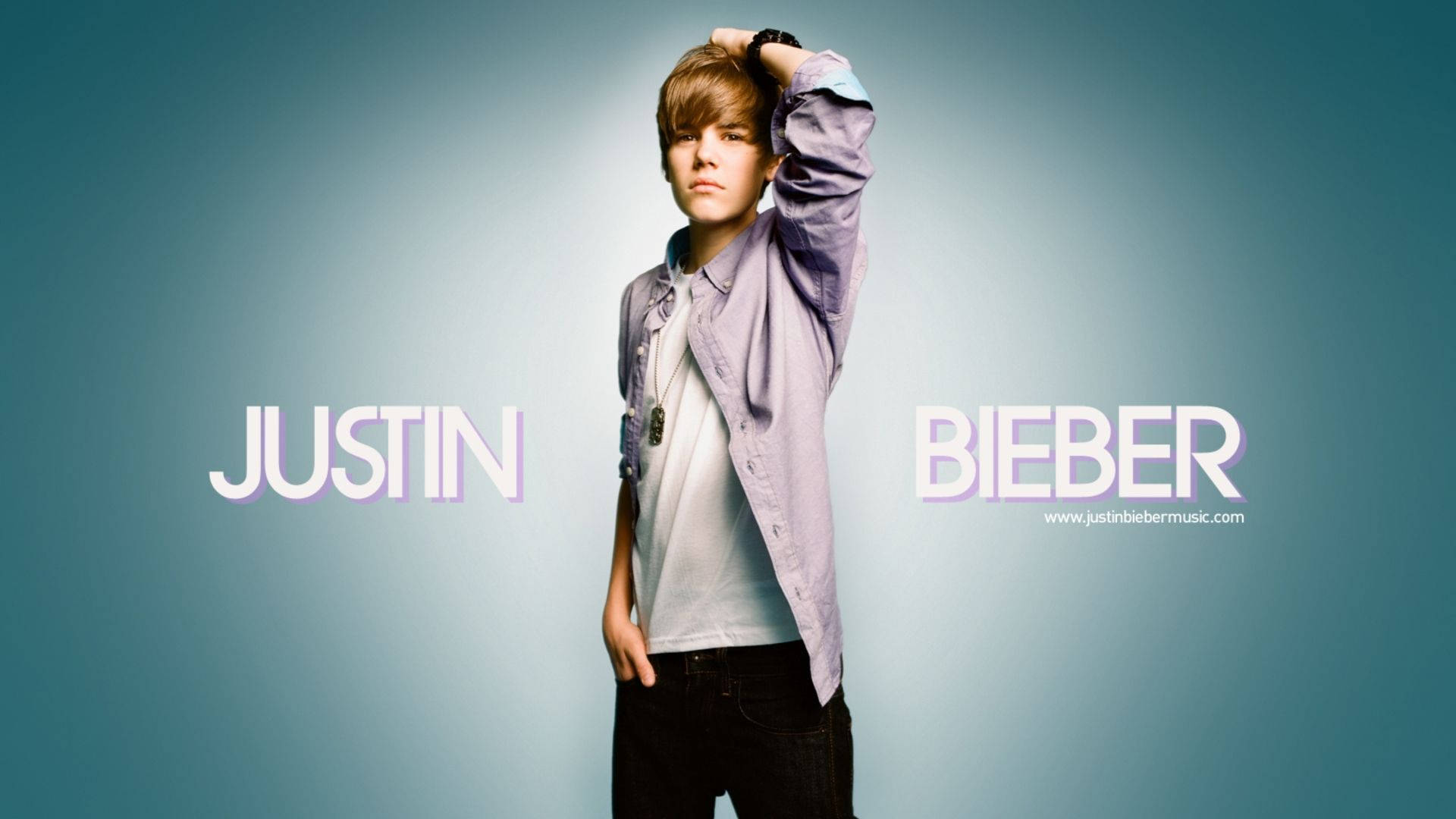 Justin Bieber的攝影棚肖像，穿著紫色襯衫和黑色褲子。