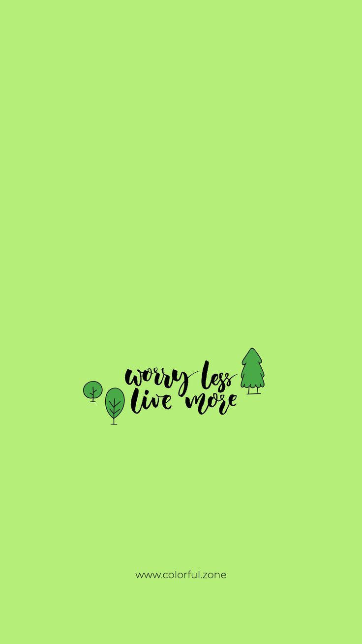 勵志短語 worry less live more 搭配樹木圖標，置於綠色背景上。