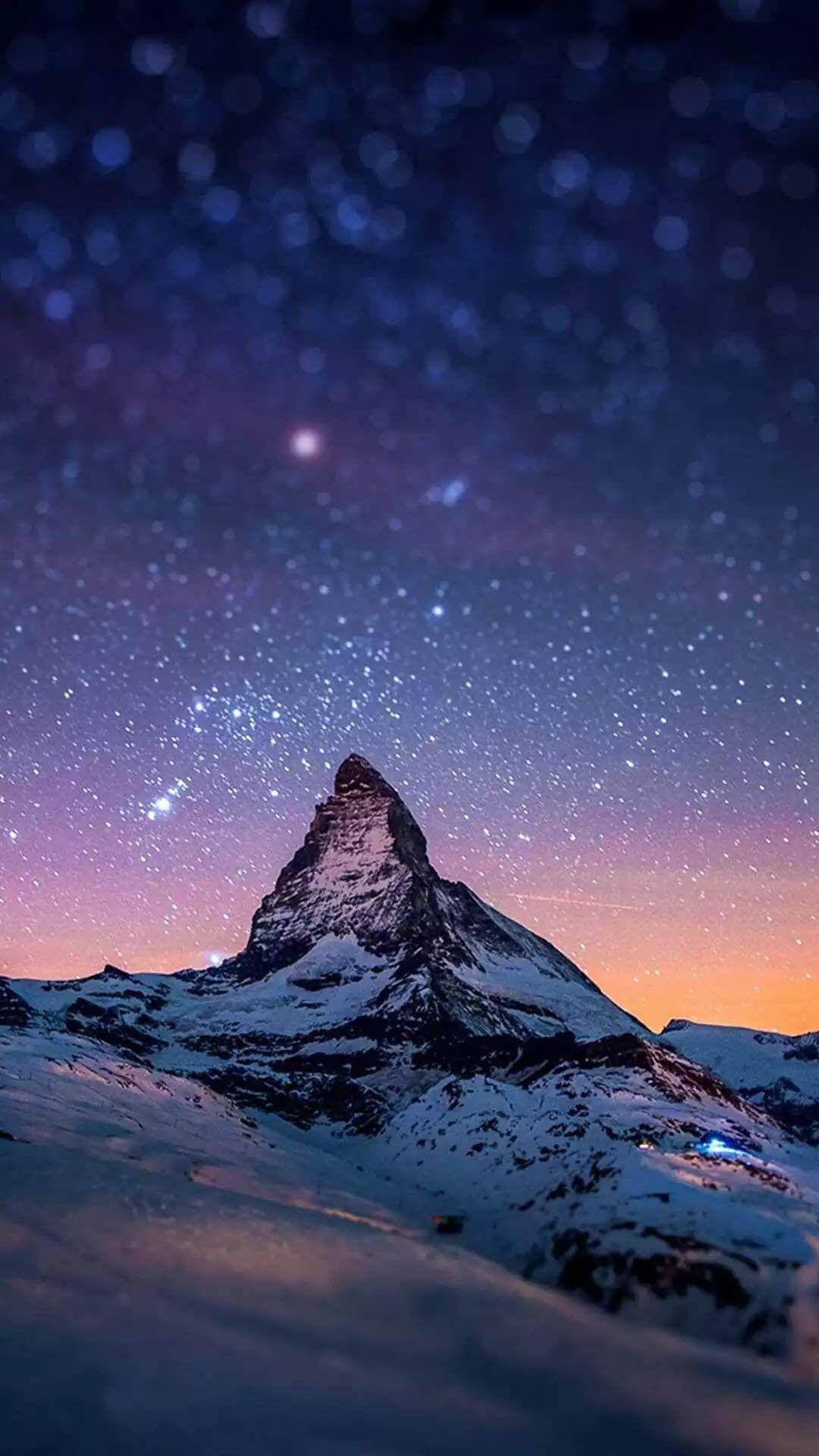 尖峰山巒 iPhone 6s Plus 壁紙 — 白雪覆蓋的馬特洪峰在充滿活力的星空暮色天空下升起，帶有紫色和橙色的漸變。
