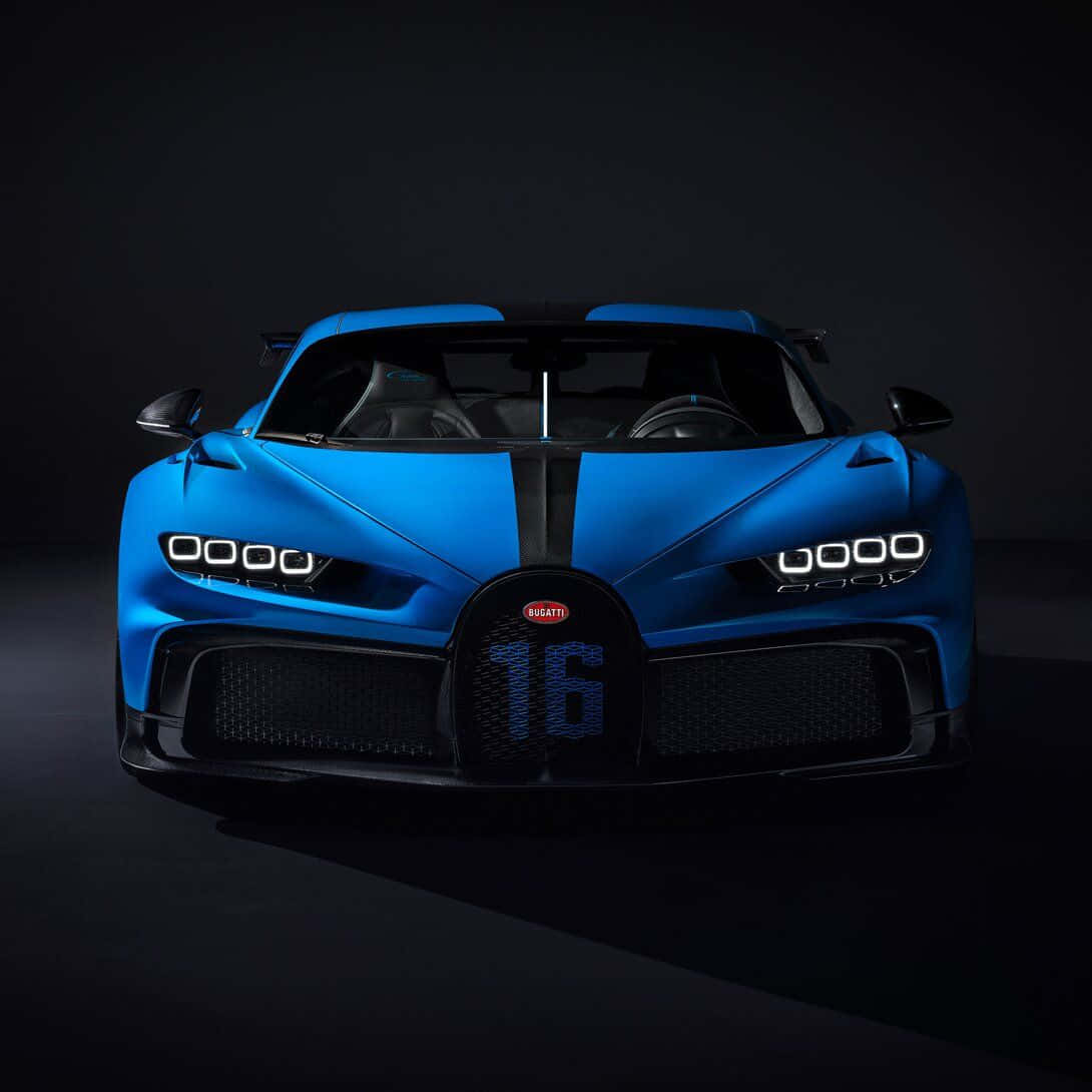 藍色Bugatti超級跑車，進氣格柵上有16號，在黑暗的攝影棚燈光下。