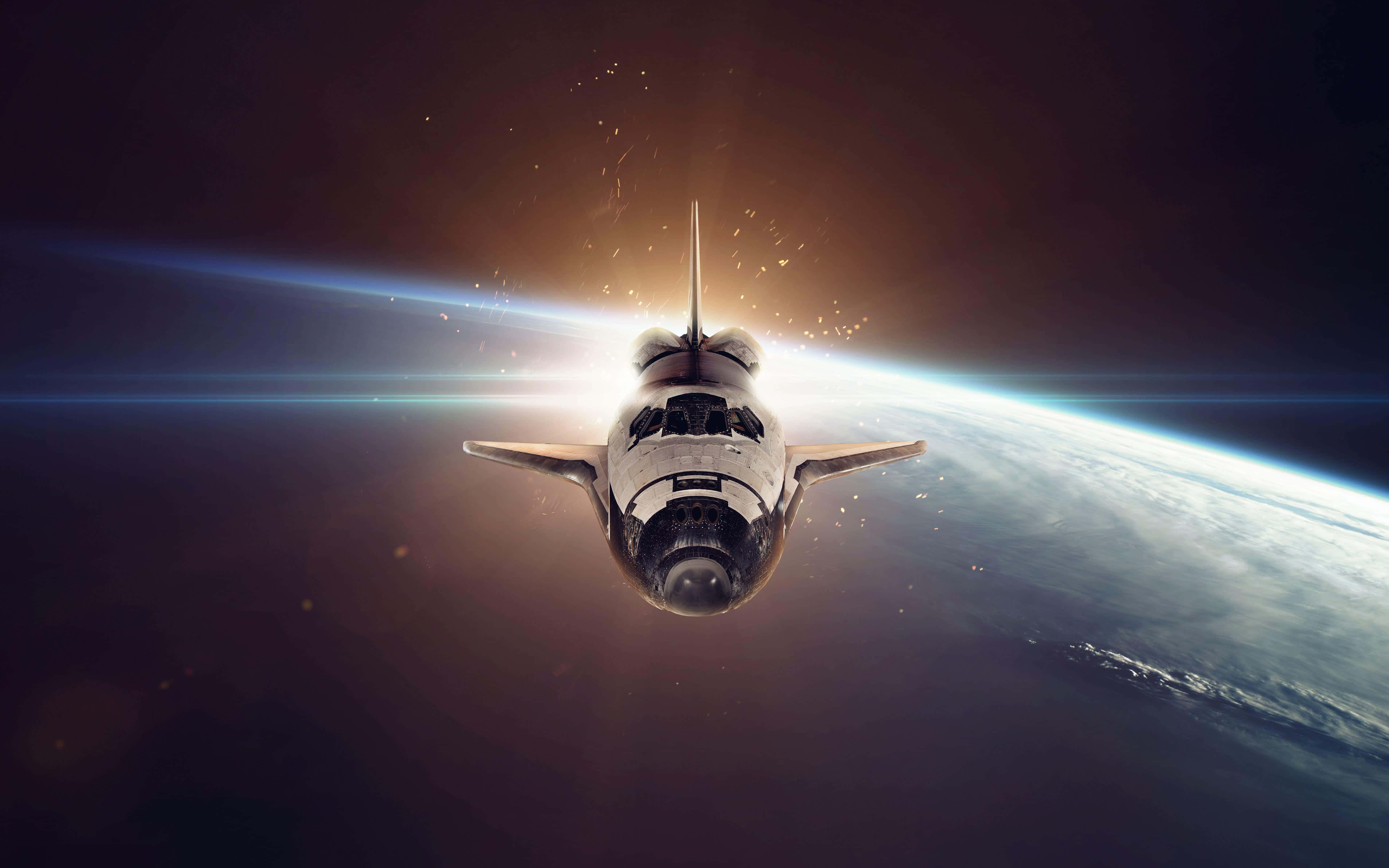 「尖端航空航天科技」 壁紙 — 一架太空穿梭機在地球彎曲的地平線上空翱翔，燦爛的日出將金色光芒灑在其機翼和下方的行星上。
