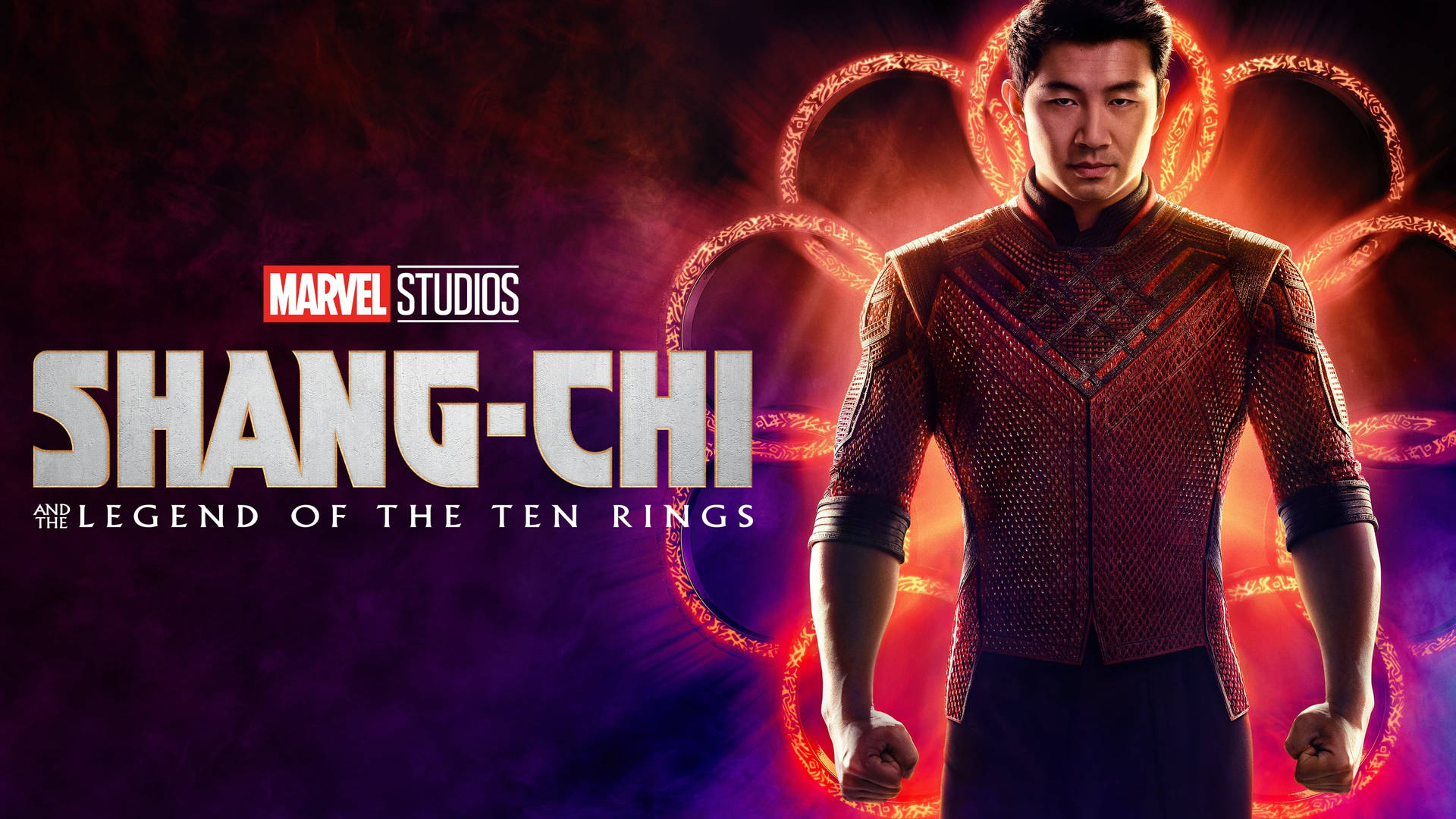 Marvel電影海報中，尚氣身穿紅色西裝，身後有發光圓環。