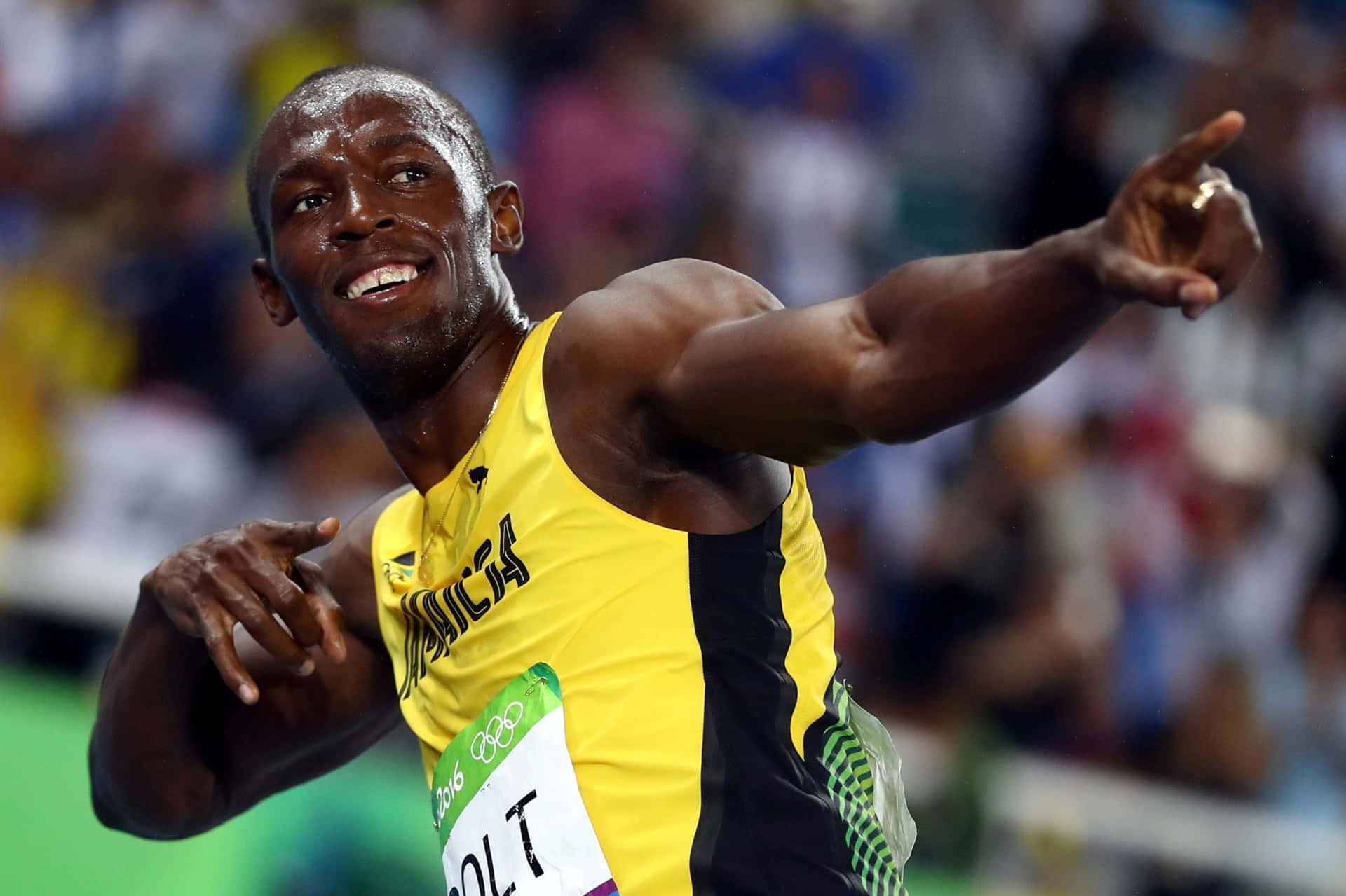 Usain Bolt 身穿黃色牙買加球衣慶祝贏得奧運短跑比賽。