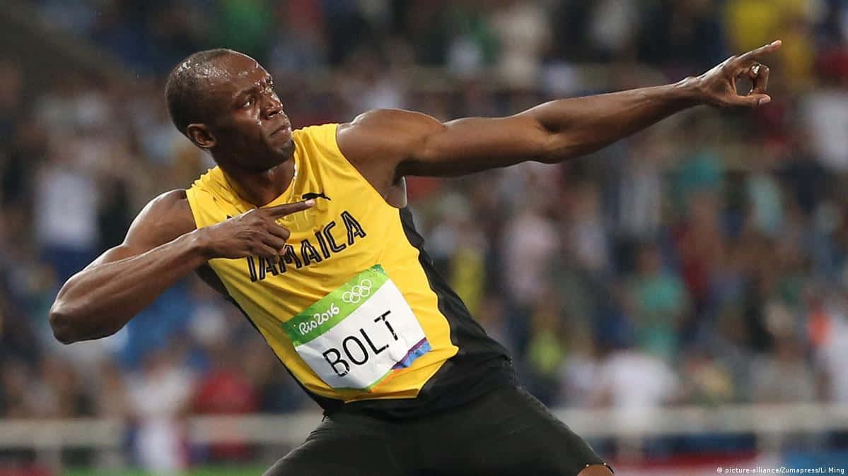 Usain Bolt 在2016年里約奧運會上身穿黃色牙買加球衣衝刺。