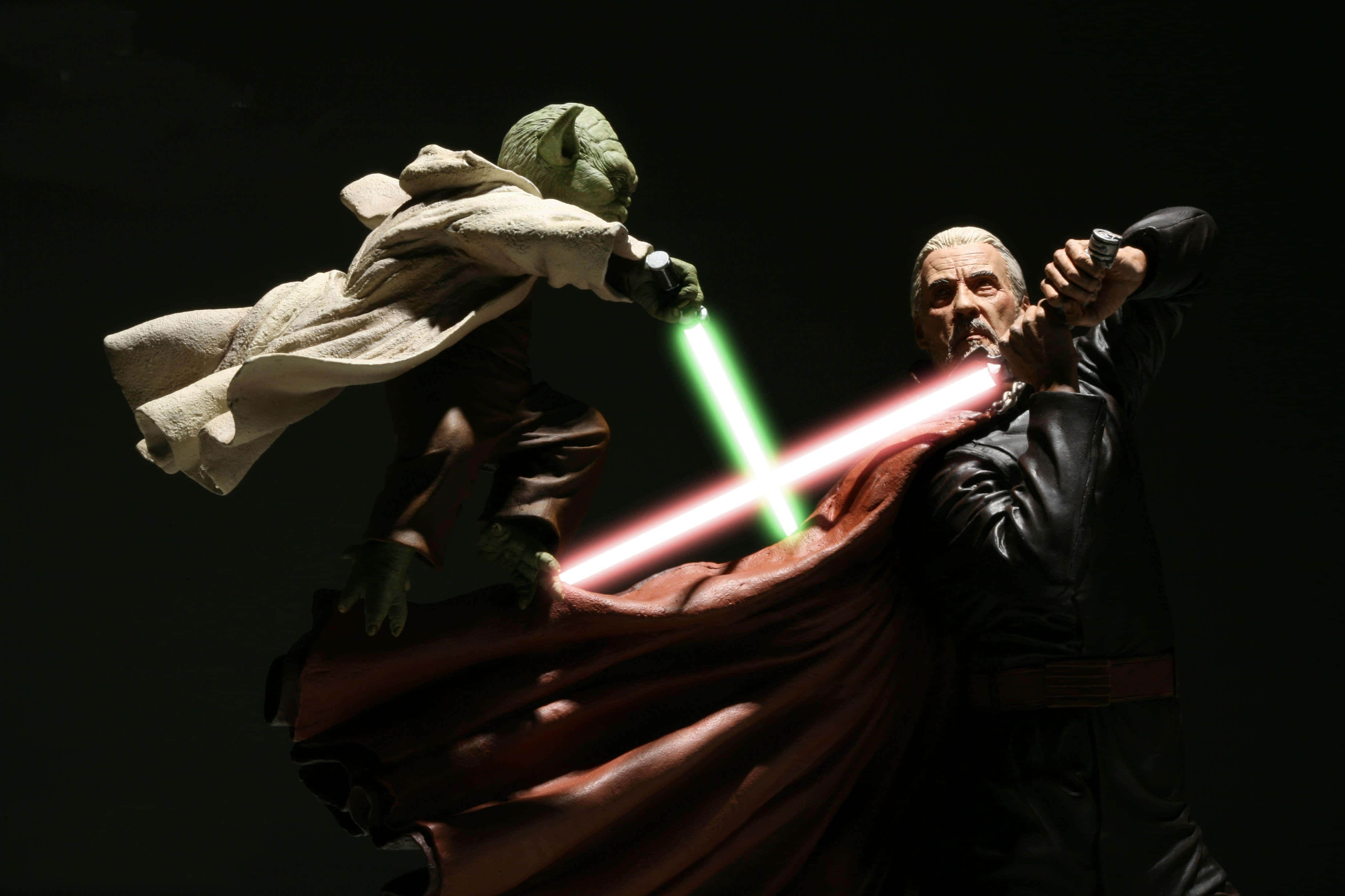Count Dooku 桌布 壁紙 — 尤達與達斯維達在黑色背景前展開戲劇性的光劍決鬥，長袍飄逸，燈光強烈。