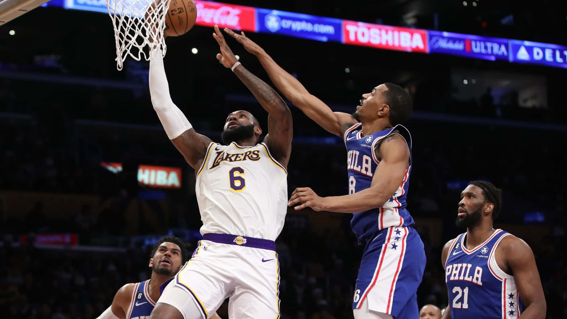湖人球員在NBA比賽中越過76人防守球員入樽。