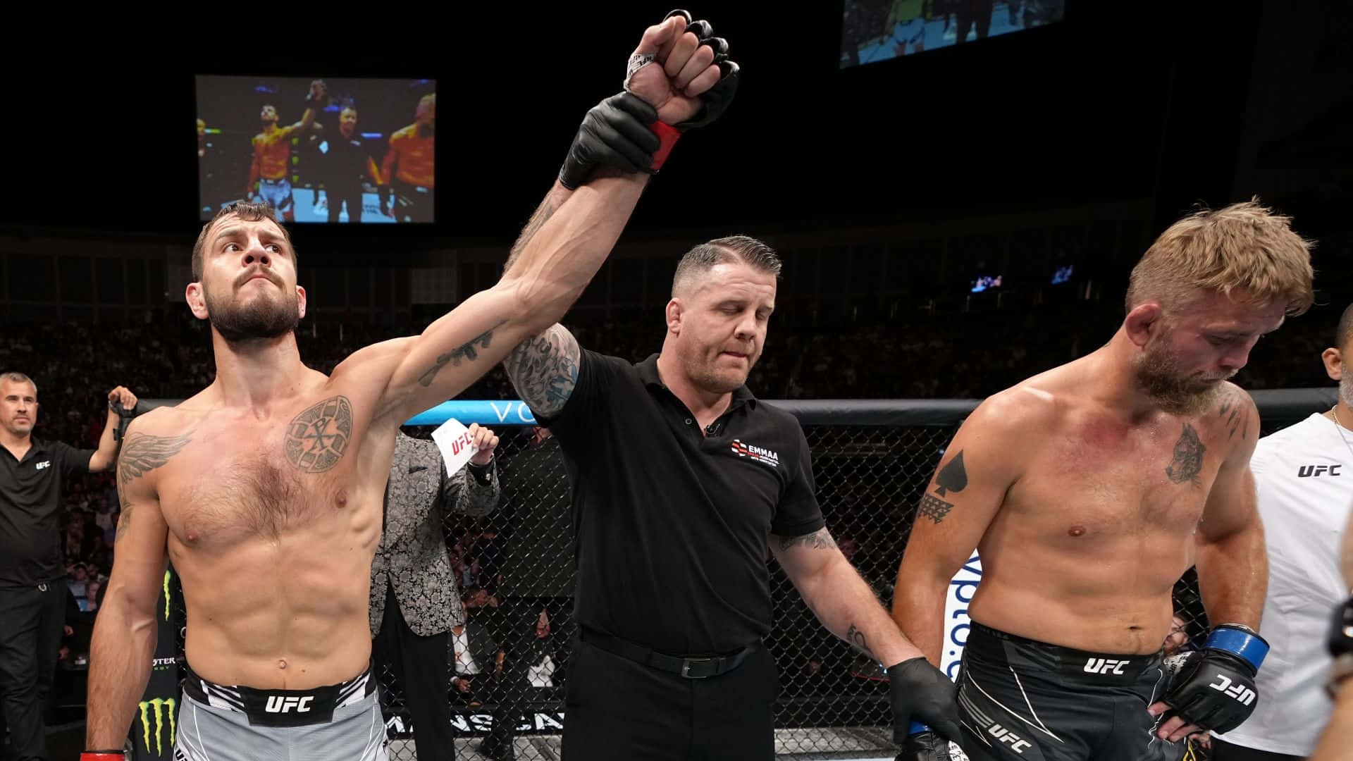 尼基塔·克里洛夫獲勝瞬間 壁紙 — UFC拳手在明亮的場館燈光下，於八角籠內慶祝勝利，裁判舉起他的手臂。