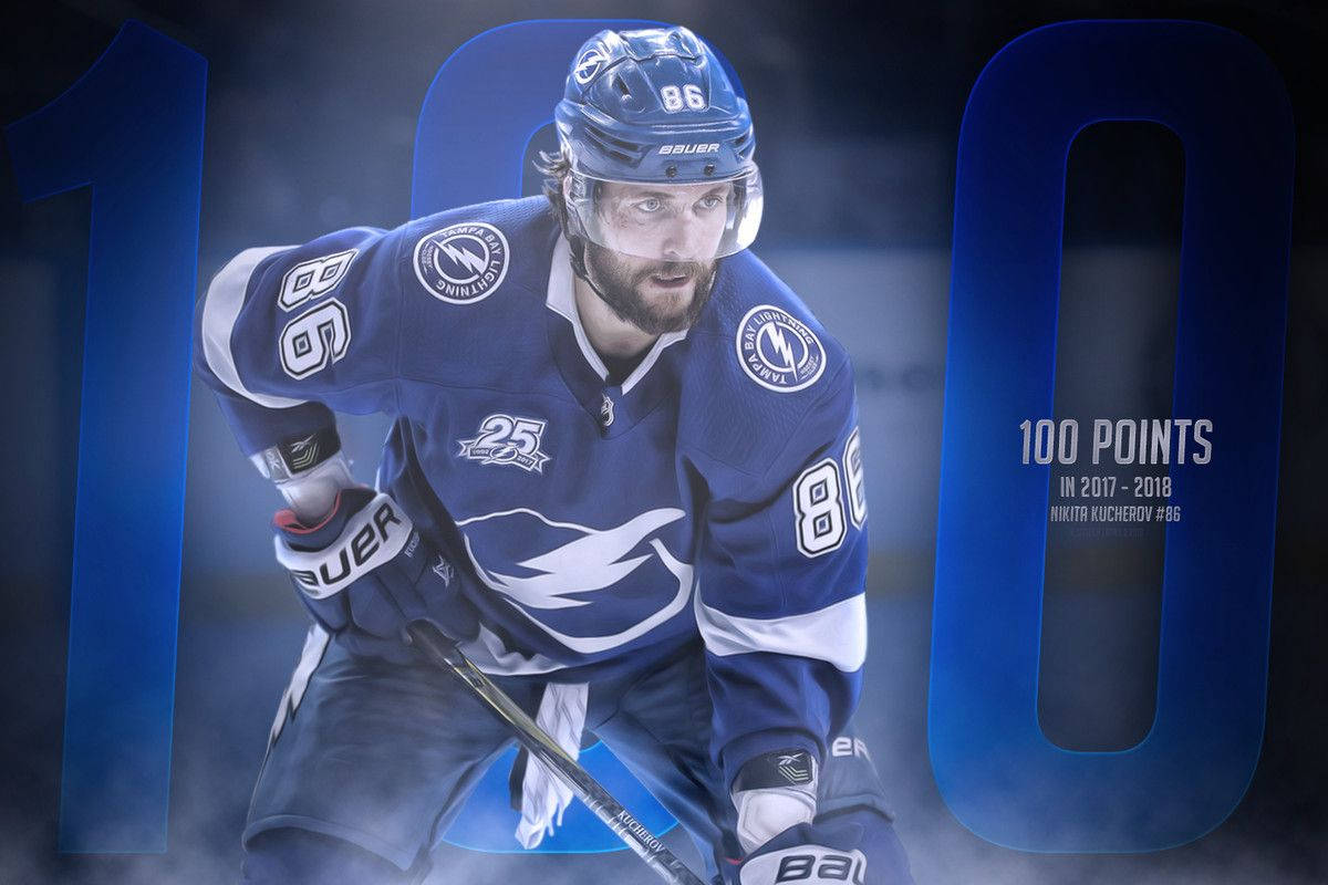 尼基塔·庫察羅夫擊球姿勢圖像設計 壁紙 — 冰球運動員 Nikita Kucherov 身穿藍色 Tampa Bay Lightning 球衣，手持球棍，身後有 '100 POINTS' 字樣。