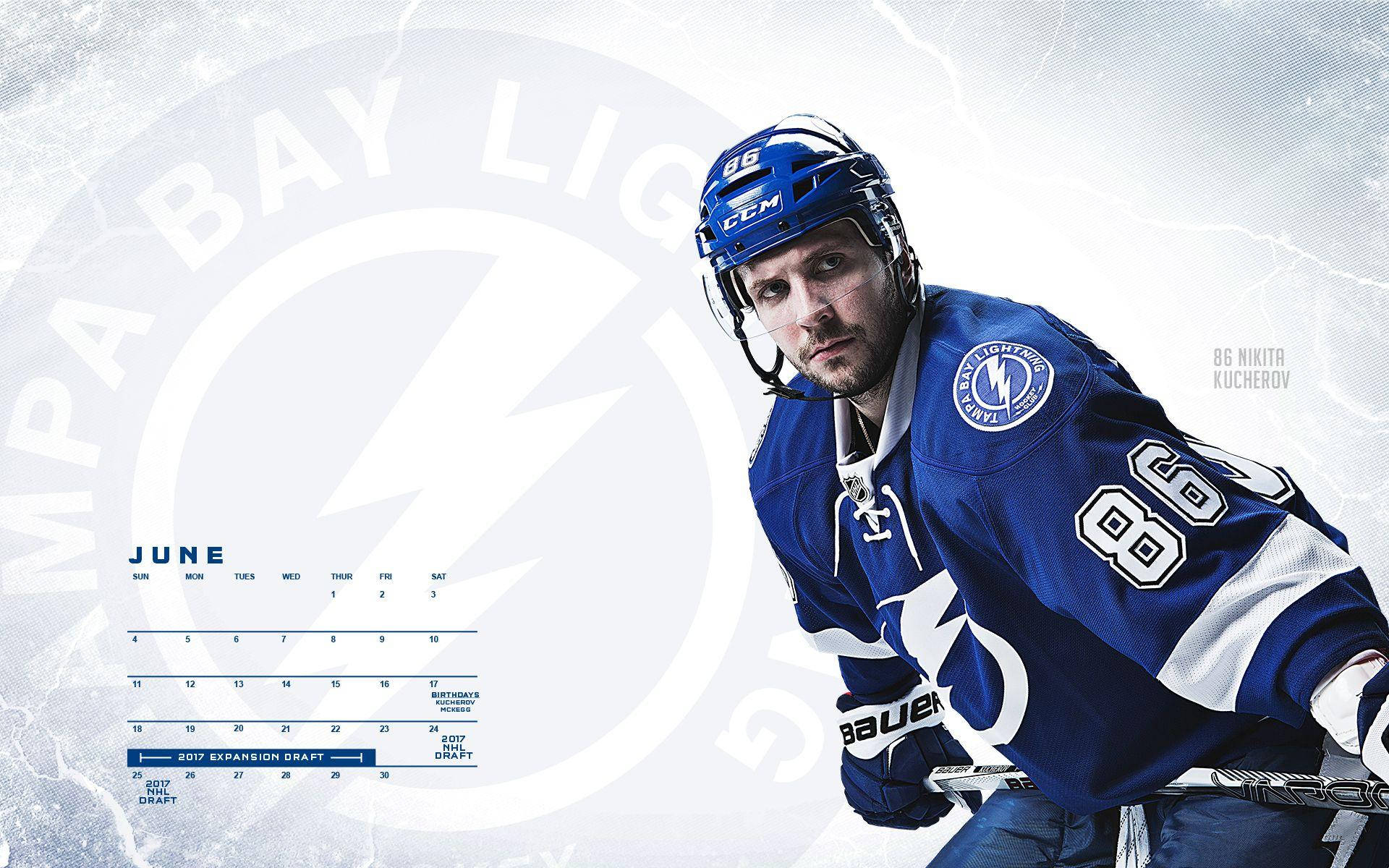 尼基塔·庫察羅夫數位藝術畫作 壁紙 — 冰球運動員 Nikita Kucherov 身穿坦帕灣閃電隊裝備，在冰冷的日曆背景下強烈擺姿勢。
