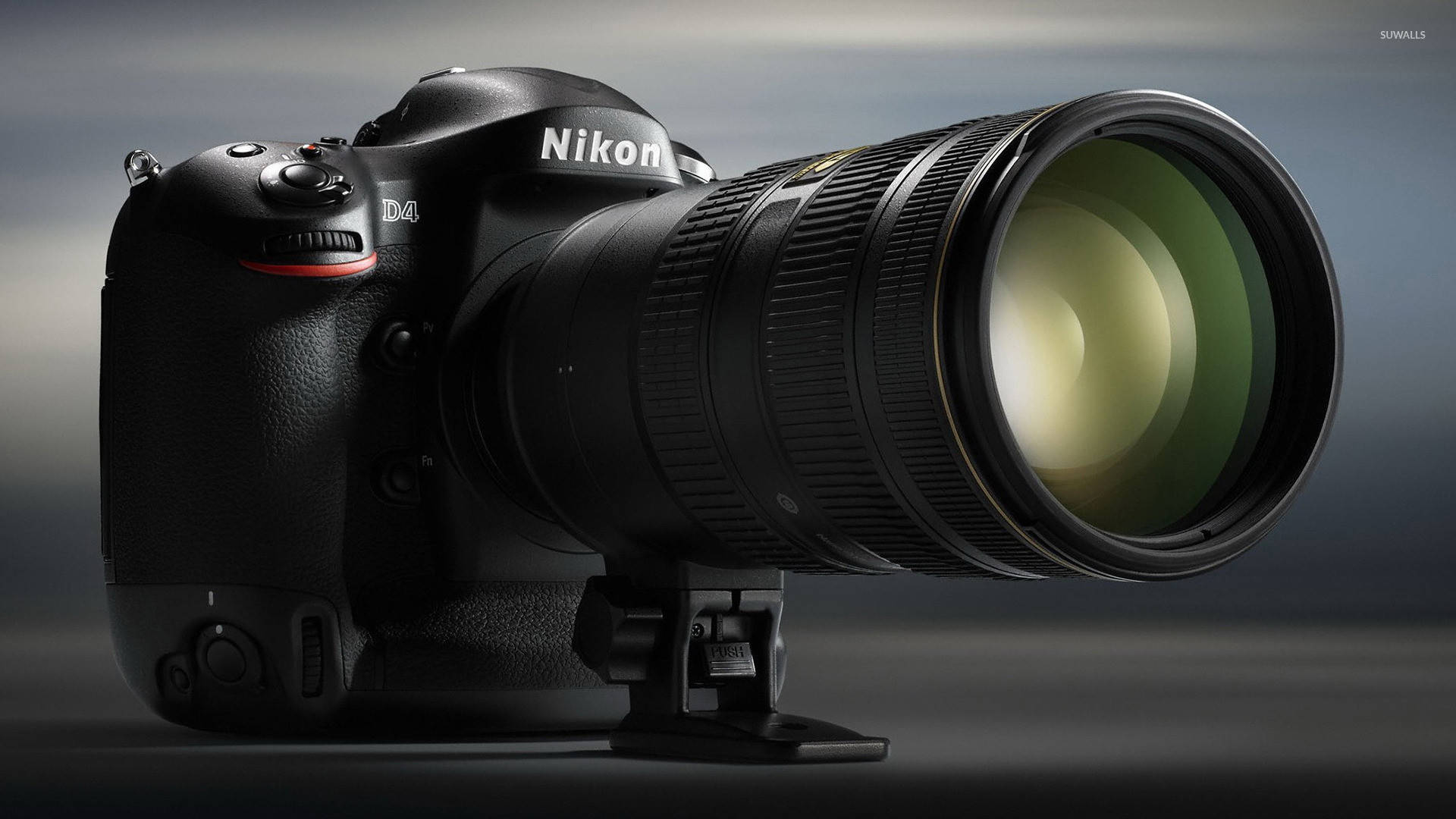 專業Nikon D4相機配備遠攝鏡頭，置於影樓支架上。