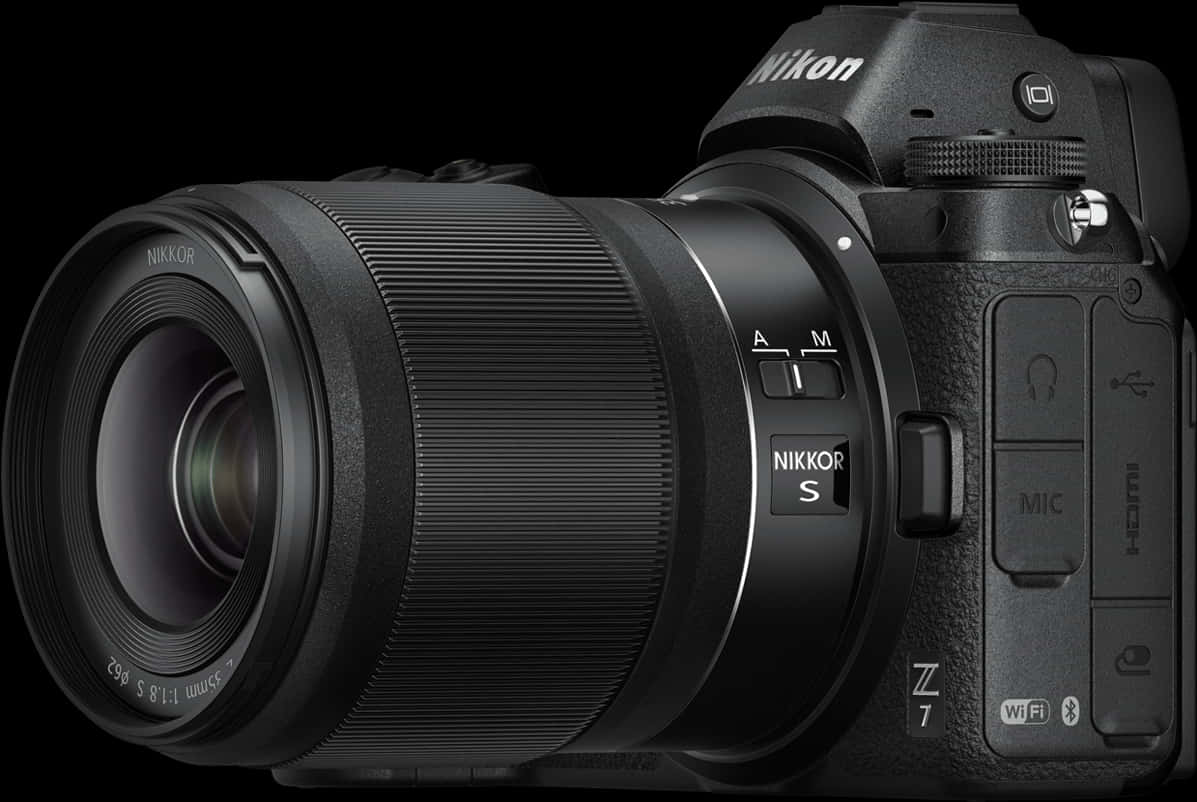 尼康 Z7 無反相機 壁紙 — 時尚黑色Nikon Z7無反相機配備NIKKOR S鏡頭，在影樓燈光下以深色背景展示。