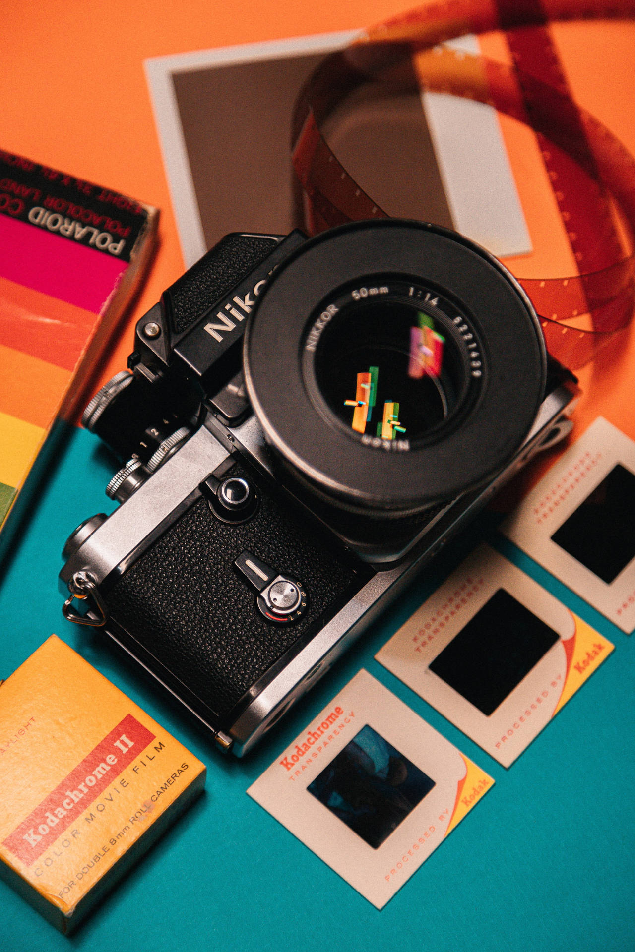 復古 Nikon 相機與菲林和幻燈片在色彩繽紛的背景上