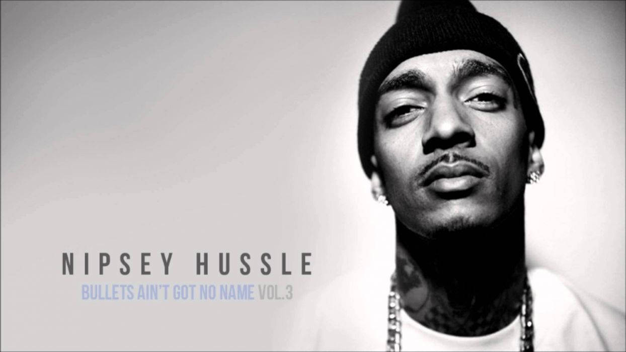 說唱歌手 Nipsey Hussle 戴著冷帽和鏈條的肖像，專輯文字可見。