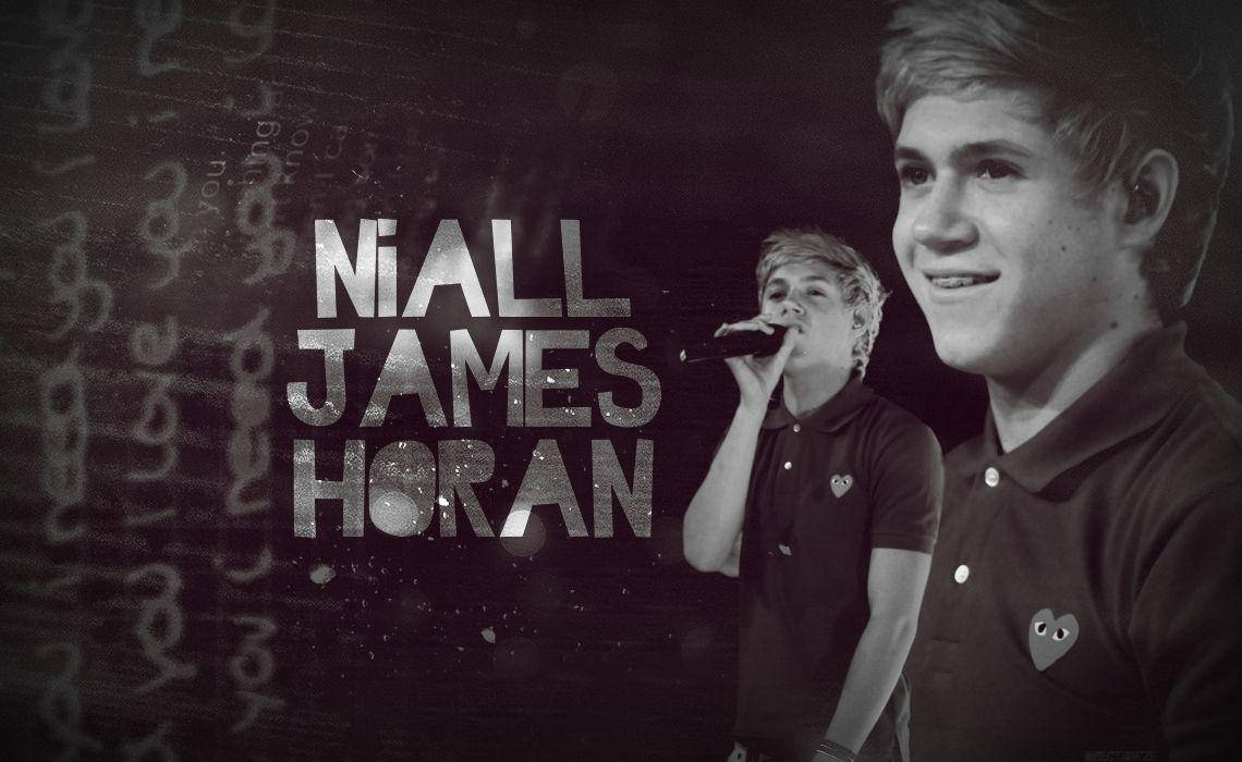 Niall James Horan在舞台上微笑唱歌，背景為風格化文字。