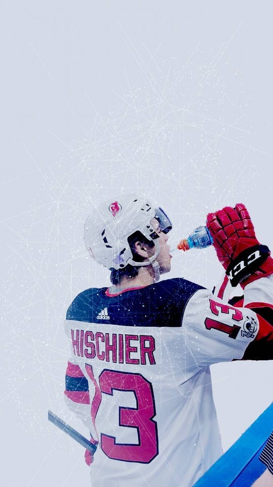 冰球運動員 Hischier 在雪地比賽中喝水，帶有數碼粒子覆蓋層。