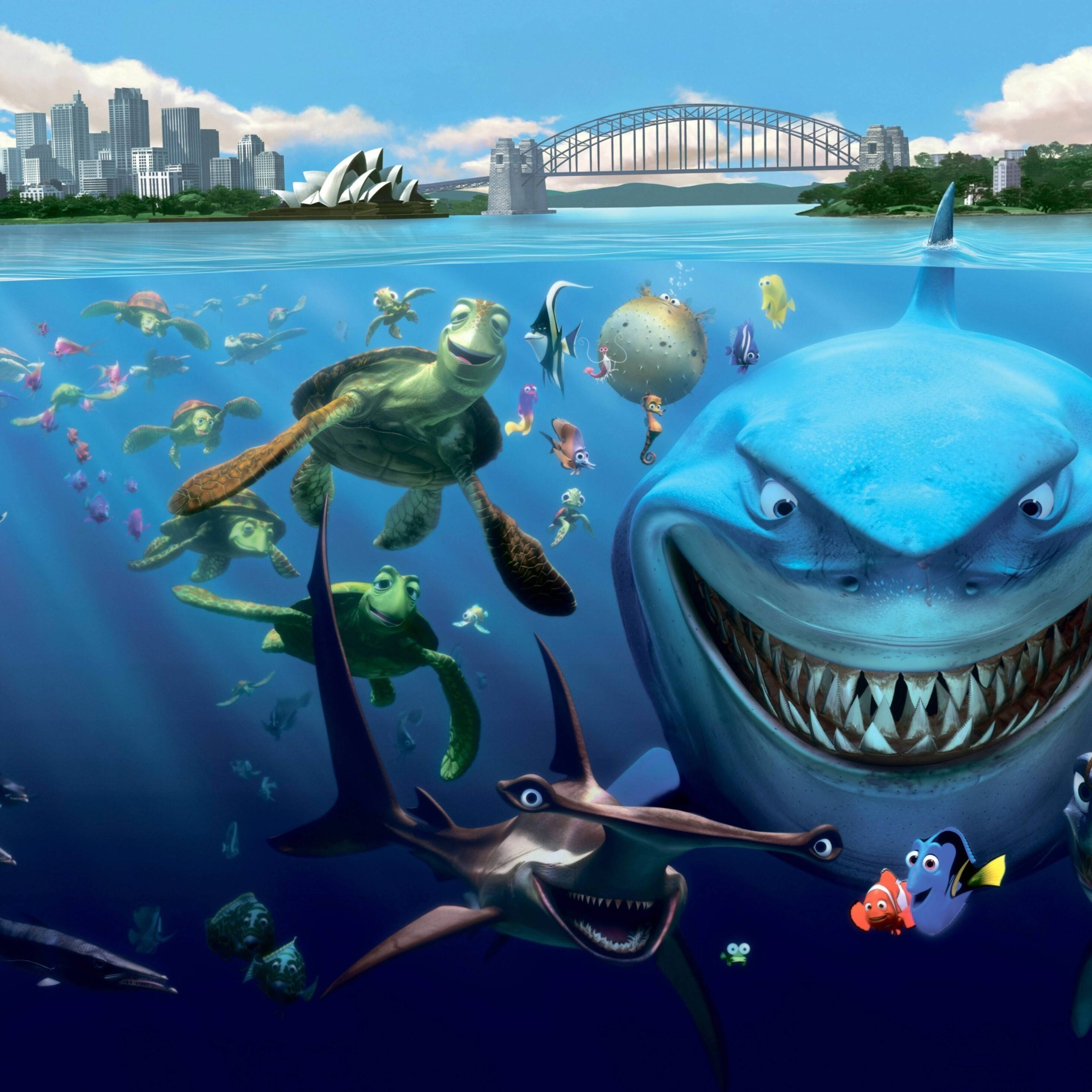 尼莫與多莉冷魚海報 壁紙 — 水底卡通魚和鯊魚在悉尼港灣大橋附近游動，上方是城市天際線。
