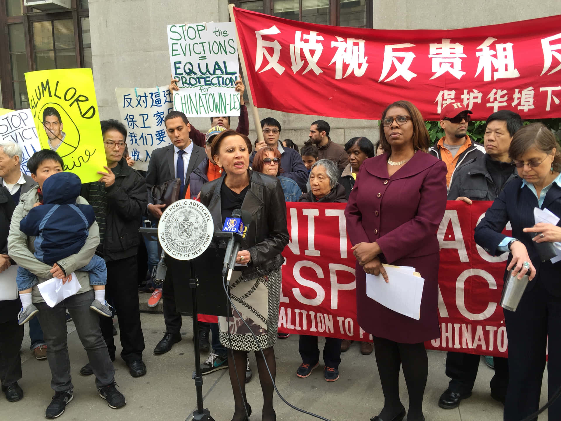 尼迪亞·維拉茲克斯支持紐約唐人街 壁紙 — 一群多元化的抗議者在日間集會期間，在唐人街舉著標語和橫幅，要求住房權利和反歧視。
