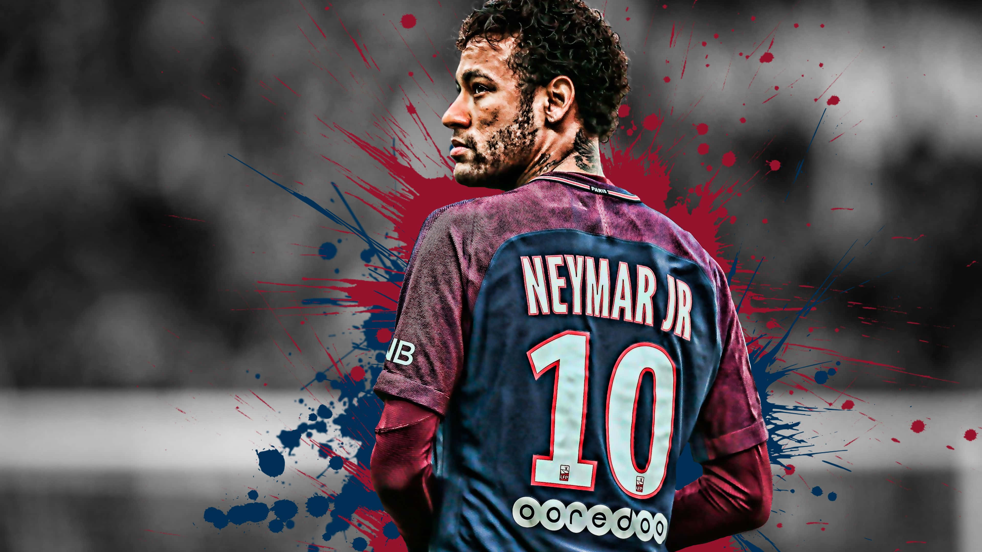 Football Players 桌布 壁紙 — 尼馬（Neymar Jr）身穿巴塞隆拿10號球衣，側面站立，背景是動感的紅色和藍色油漆飛濺效果。