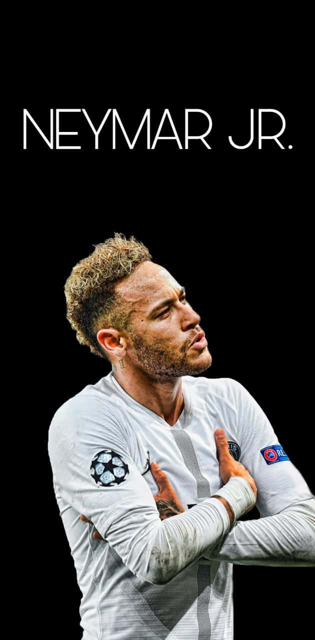 Neymar 桌布 壁紙 — 尼馬（Neymar Jr.）身穿白色足球球衣，自信地站在黑色背景前，他的名字顯示在上方。