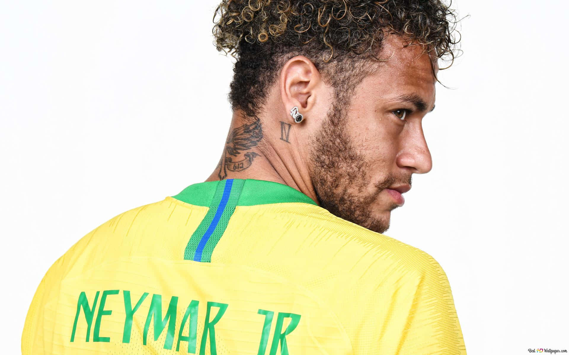Neymar 桌布 壁紙 — 尼馬（Neymar Jr）身穿黃色巴西球衣，在白色背景上輕微轉身的特寫。