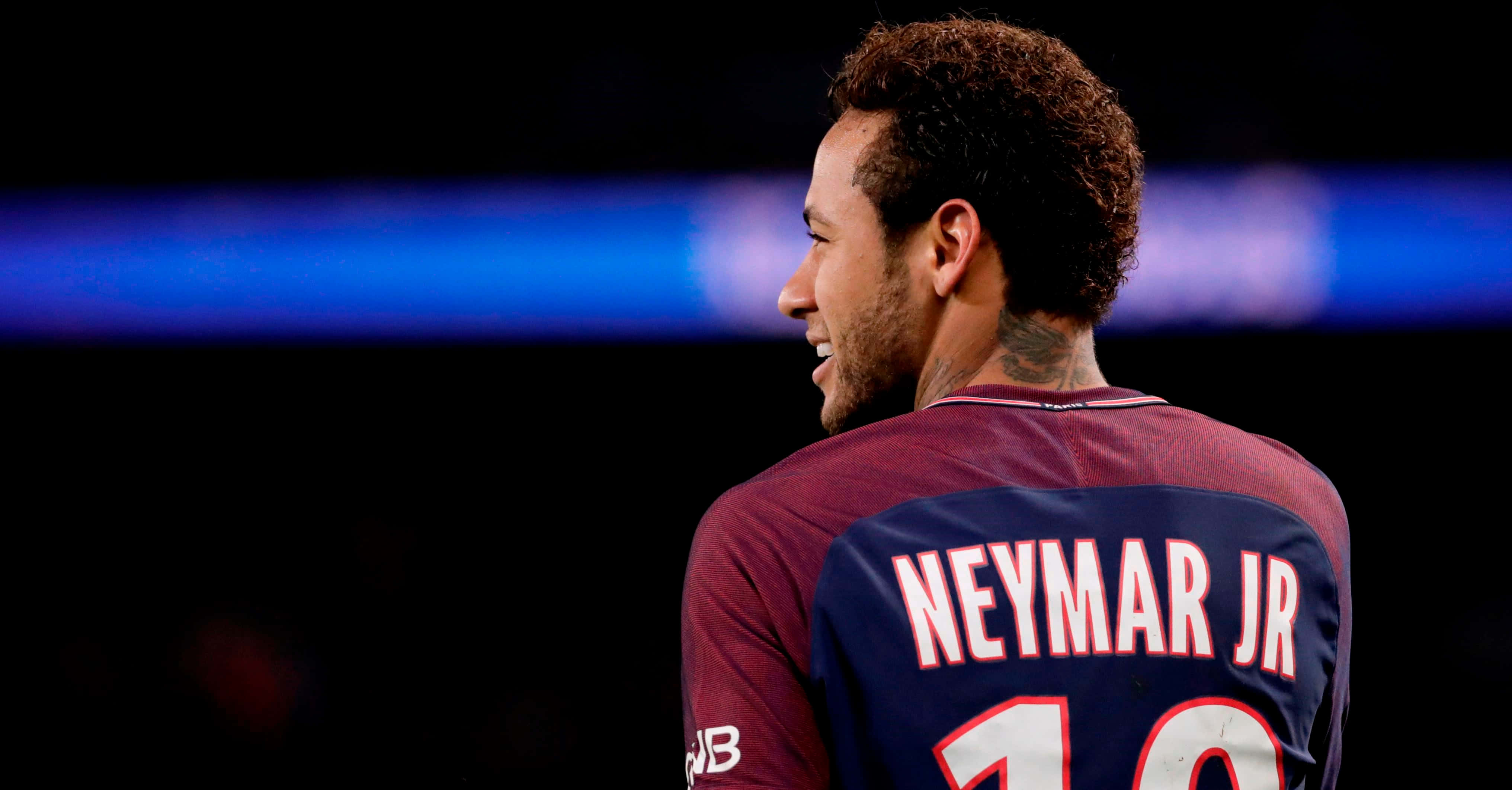 Neymar 桌布 壁紙 — 尼馬·祖利亞嘅特寫，佢喺一件棗紅色同藍色嘅足球波衫入面，越過膊頭微笑，個名同號碼清晰可見。