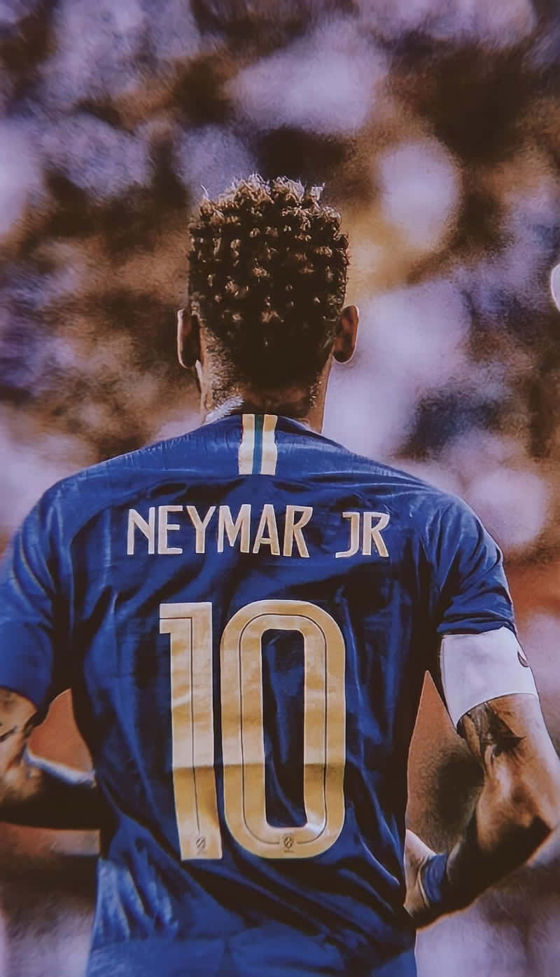 Neymar 桌布 壁紙 — 尼馬·祖利亞身穿藍色10號球衣的背影，溫暖色調中模糊的球場人群。