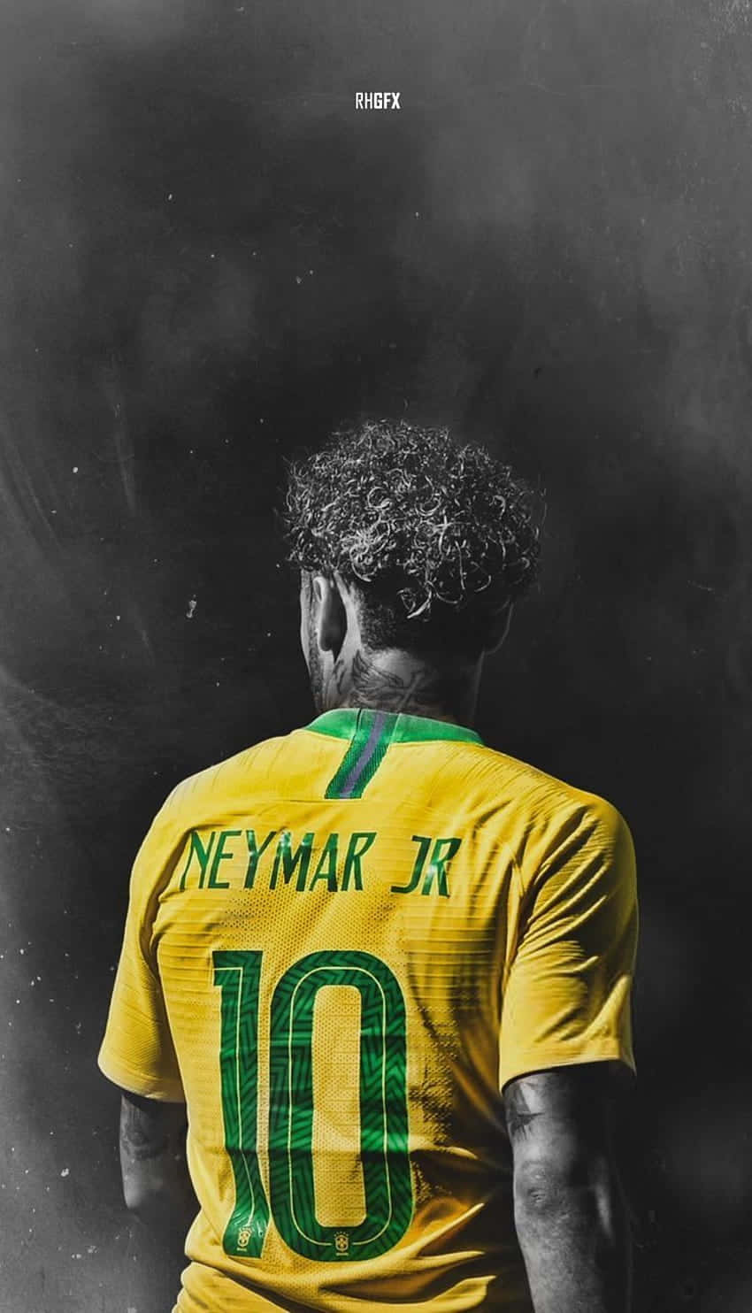 Neymar 桌布 壁紙 — 尼馬·祖利亞身穿黃色巴西10號球衣，在黑暗煙霧背景下的戲劇性背面視角。