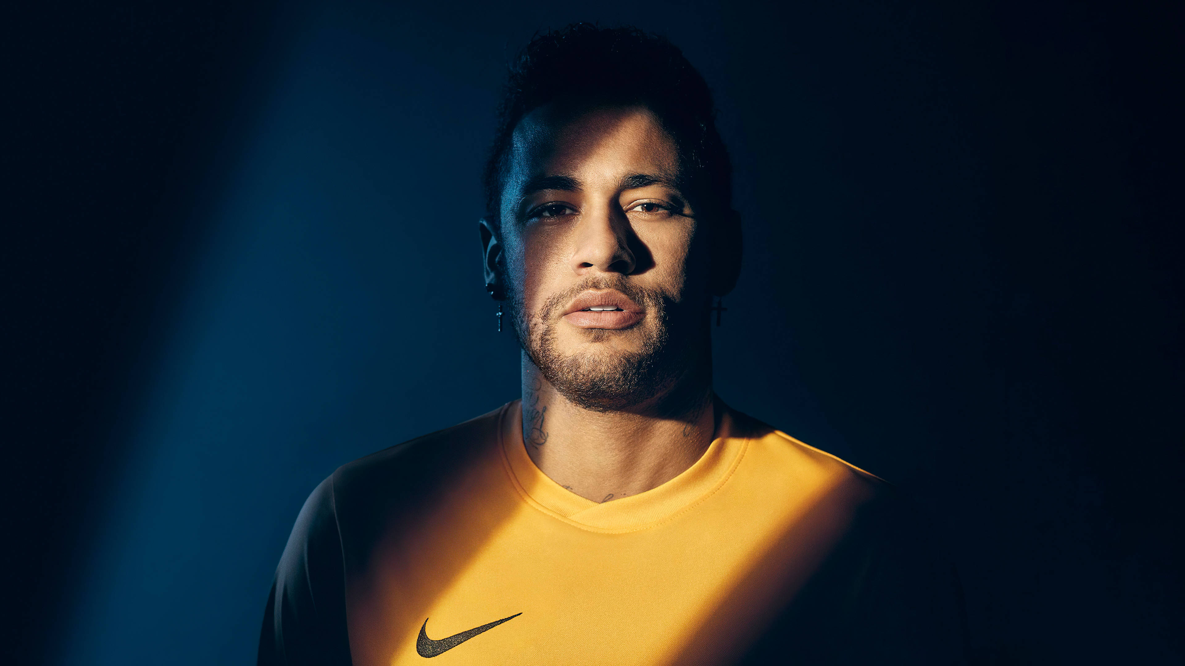 Football Players 桌布 壁紙 — 尼馬在深藍色工作室背景下沐浴在金色燈光中的戲劇性肖像。