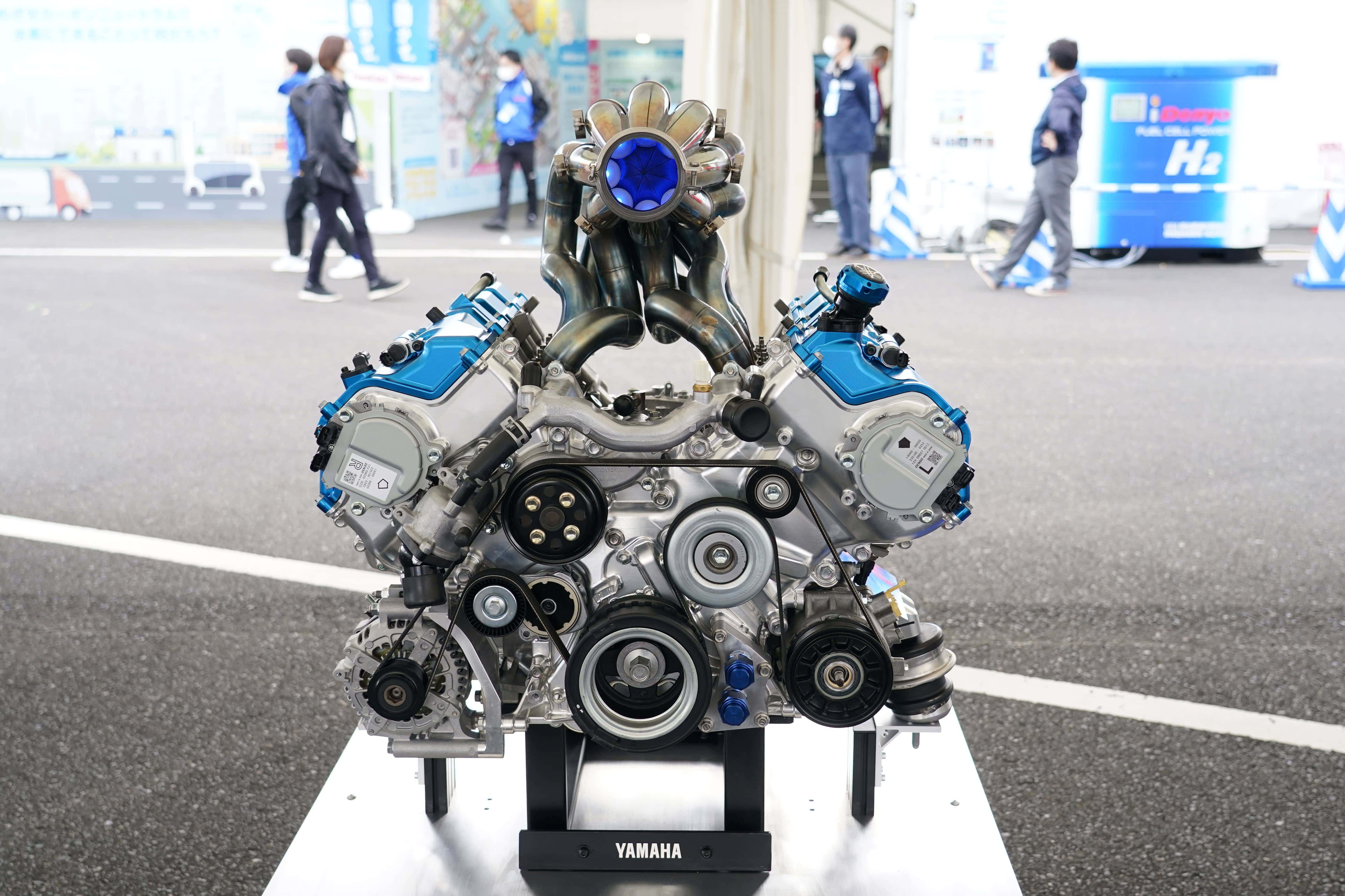 展廳內展示的藍色引擎 壁紙