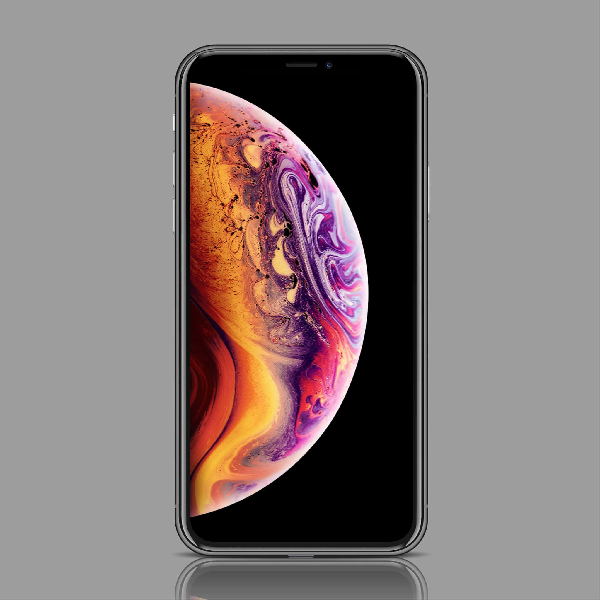 展現 iPhone 的極簡美學 壁紙 — 一部時尚的智能手機在灰色中性背景上顯示充滿活力的旋轉星系桌布。