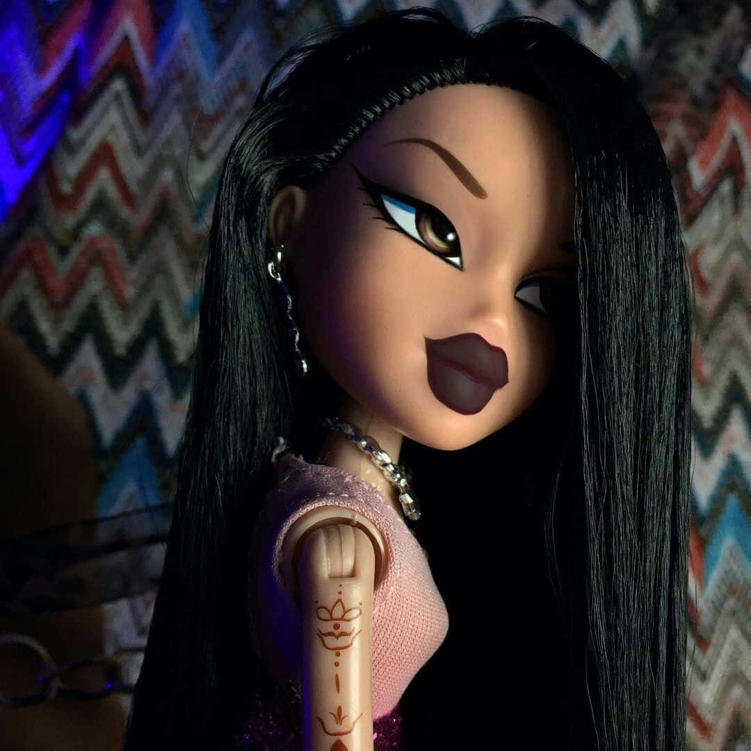 黑髮和紋身的 Bratz 公仔在鋸齒紋背景前擺姿勢。