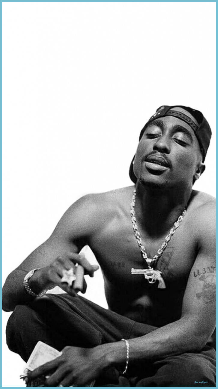 Tupac Shakur 赤裸上身坐著，閉上眼睛，手持香煙。