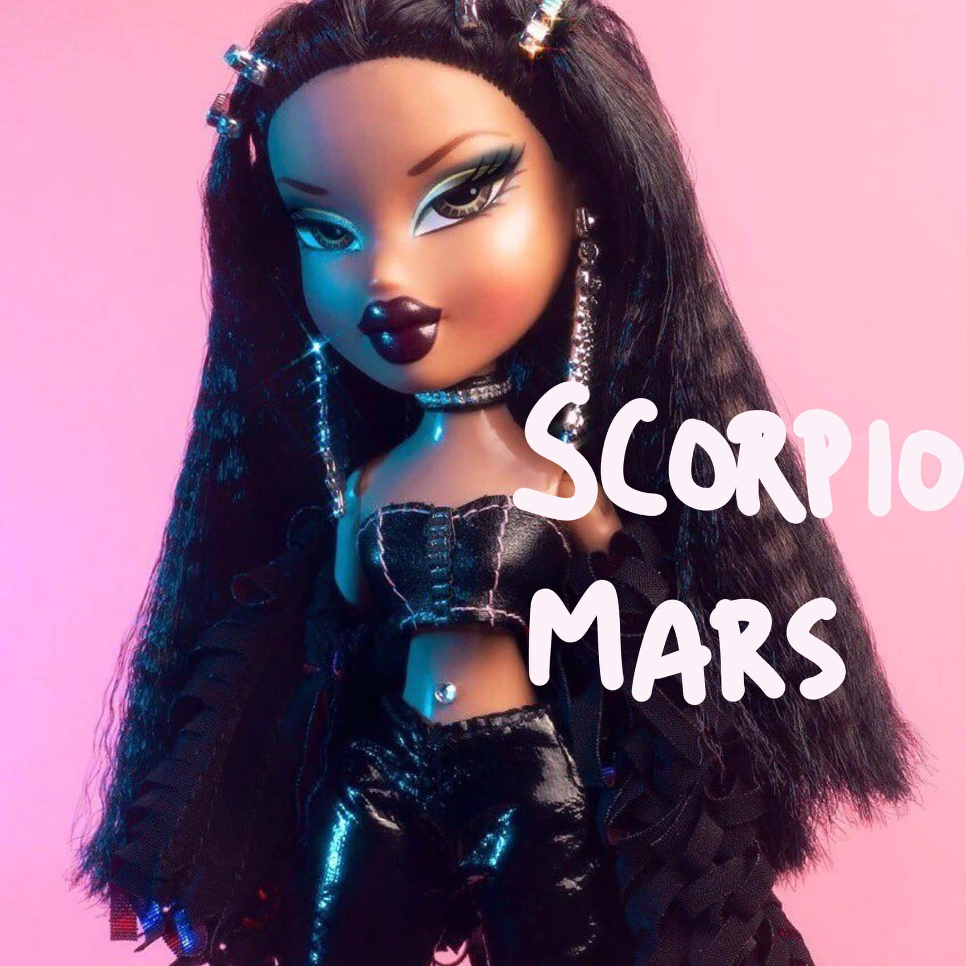 展現你的內在美，以Bratz風格表達自我 壁紙 — 一個擁有長黑髮和大膽妝容的 Bratz 娃娃在粉紅色背景上擺姿勢，並帶有 'SCORPIO MARS' 文字。