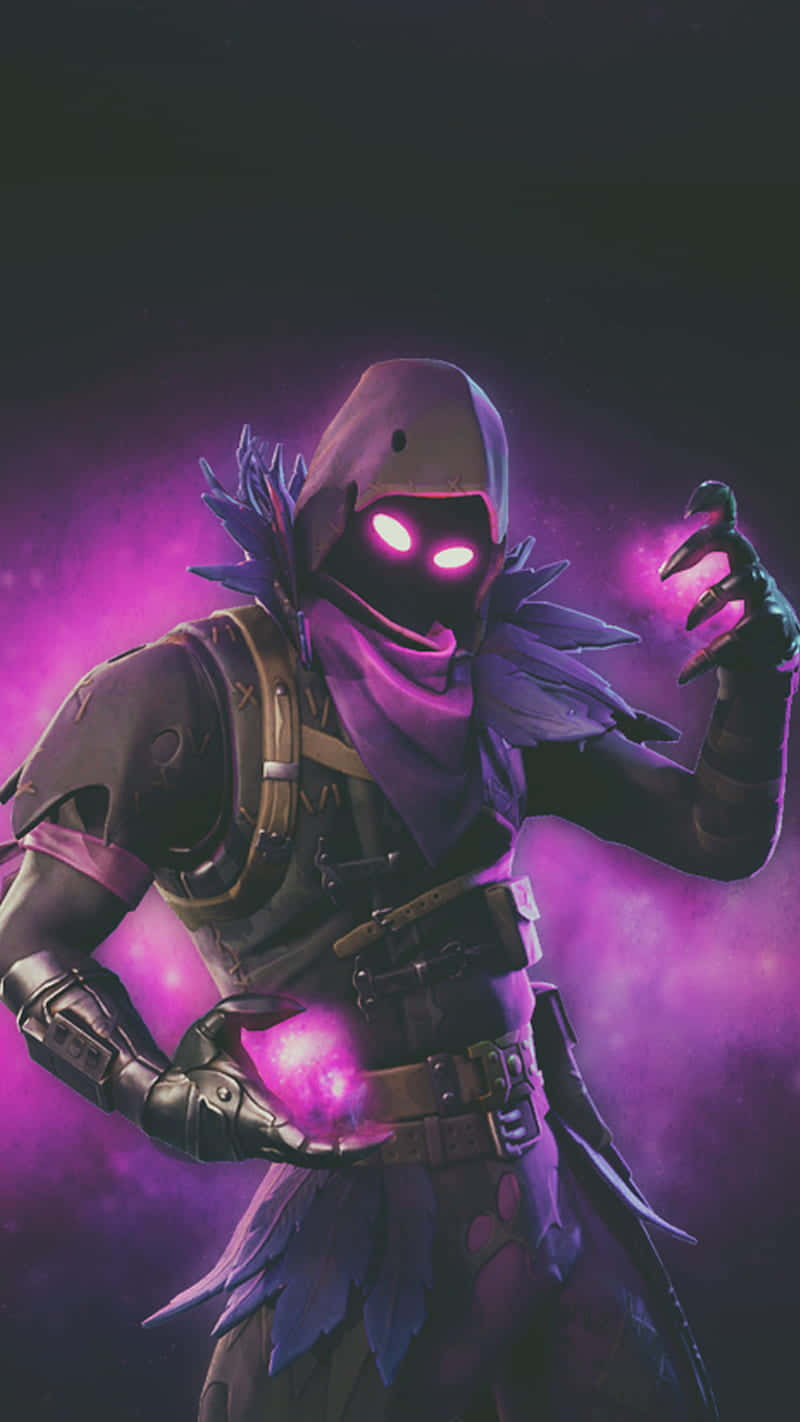 展現你的狂野本色，穿上《Fortnite》的烏鴉皮膚！ 壁紙 — 一個戴著兜帽的黑暗身影，擁有發光的粉紅色眼睛和紫色能量球，漂浮在宇宙紫色星雲背景前。