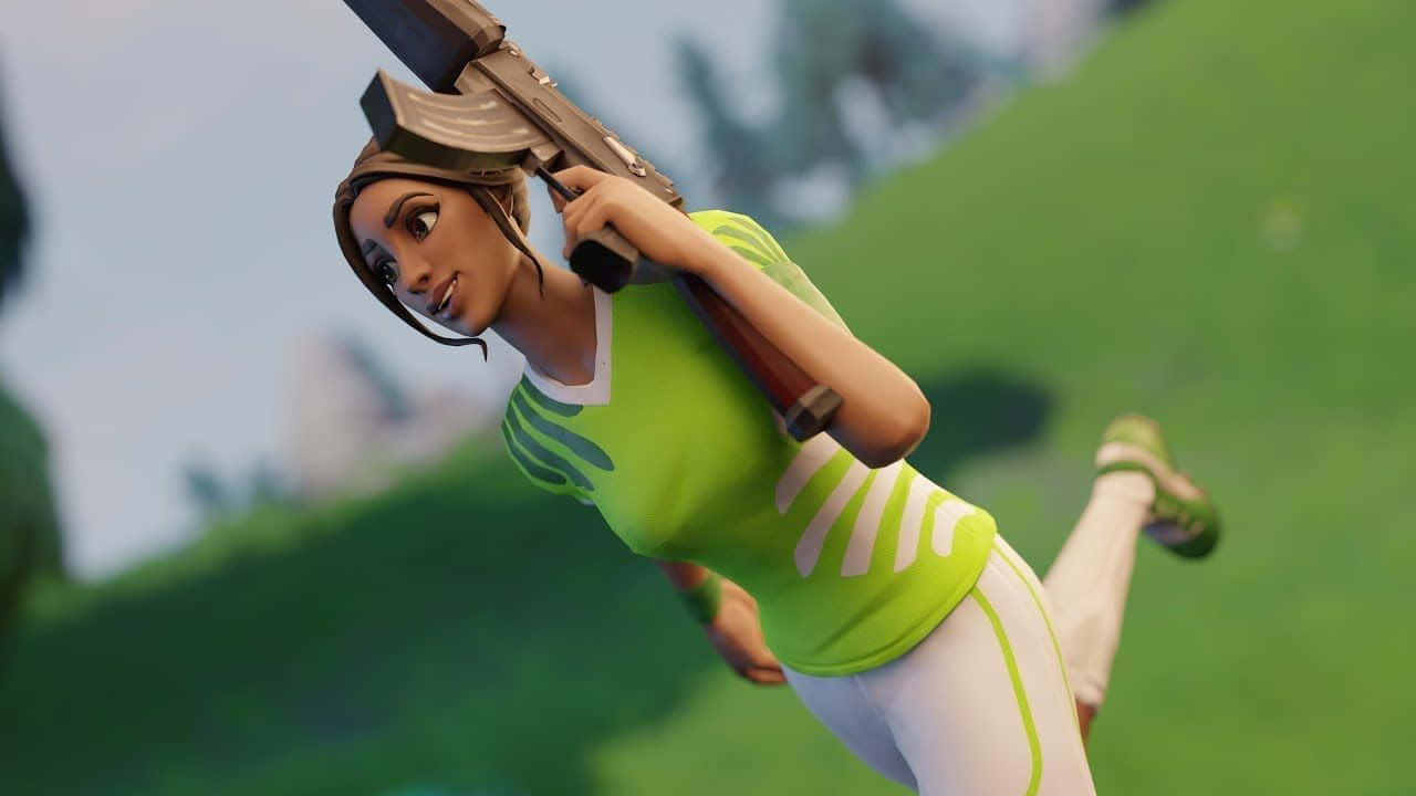 Fortnite角色穿著綠色服裝在草坡上瞄準步槍