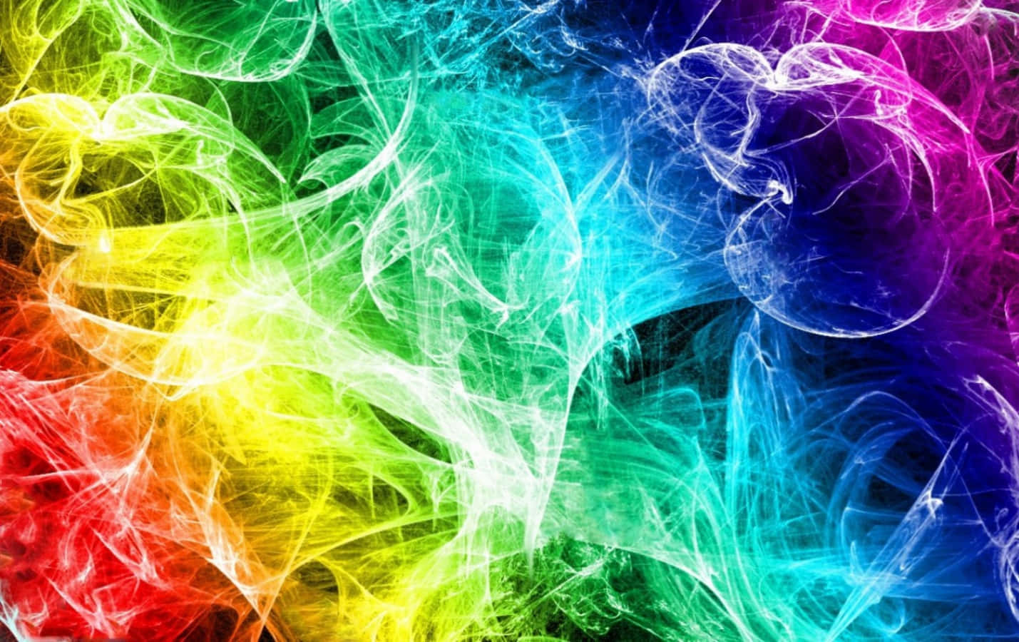 深色背景上彩虹色煙霧的動態漩渦。