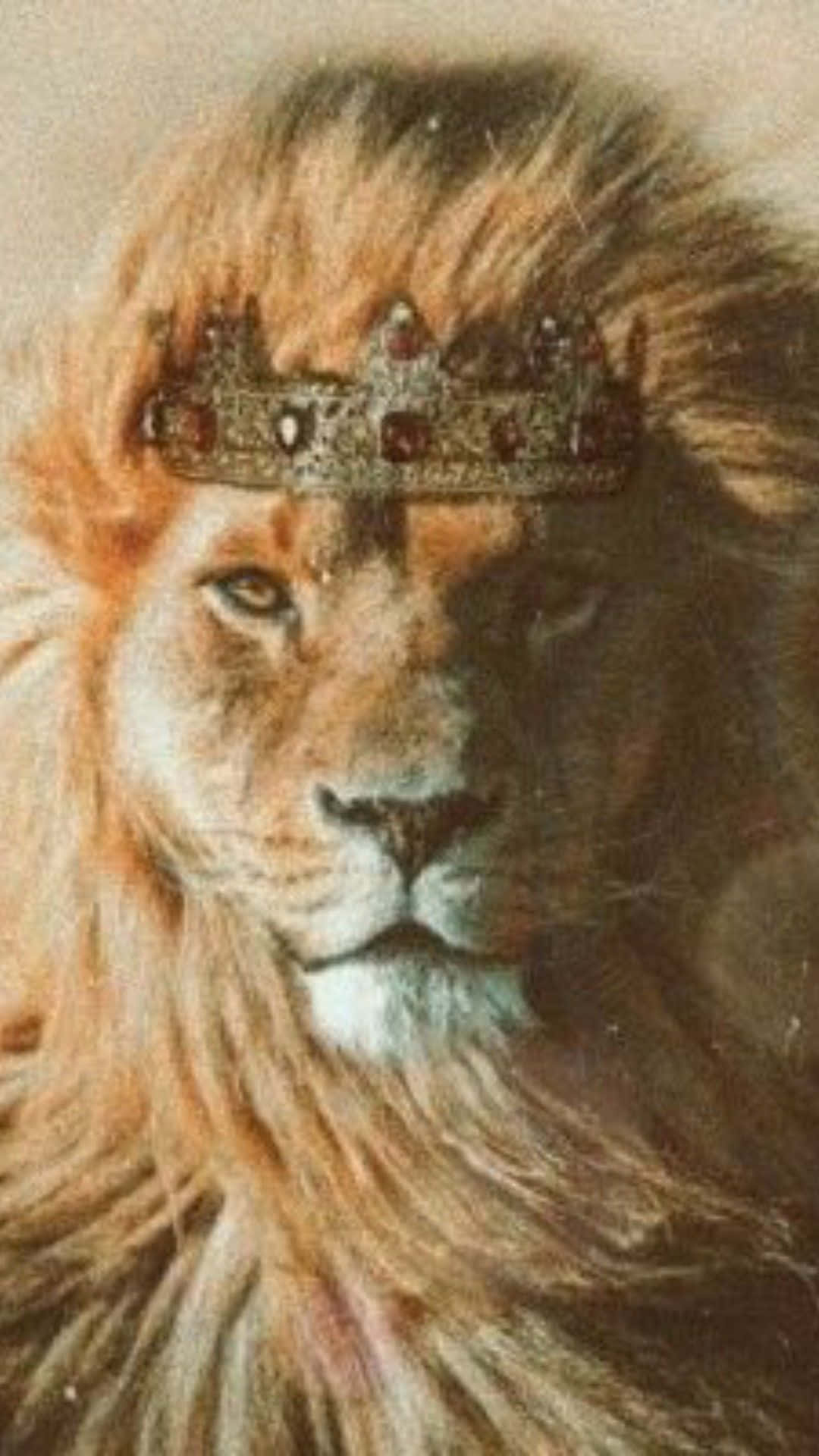 展現對猶大之獅的忠誠 壁紙 — 一頭威嚴的獅子戴著華麗的寶石王冠，在柔和模糊的背景前凝視著。