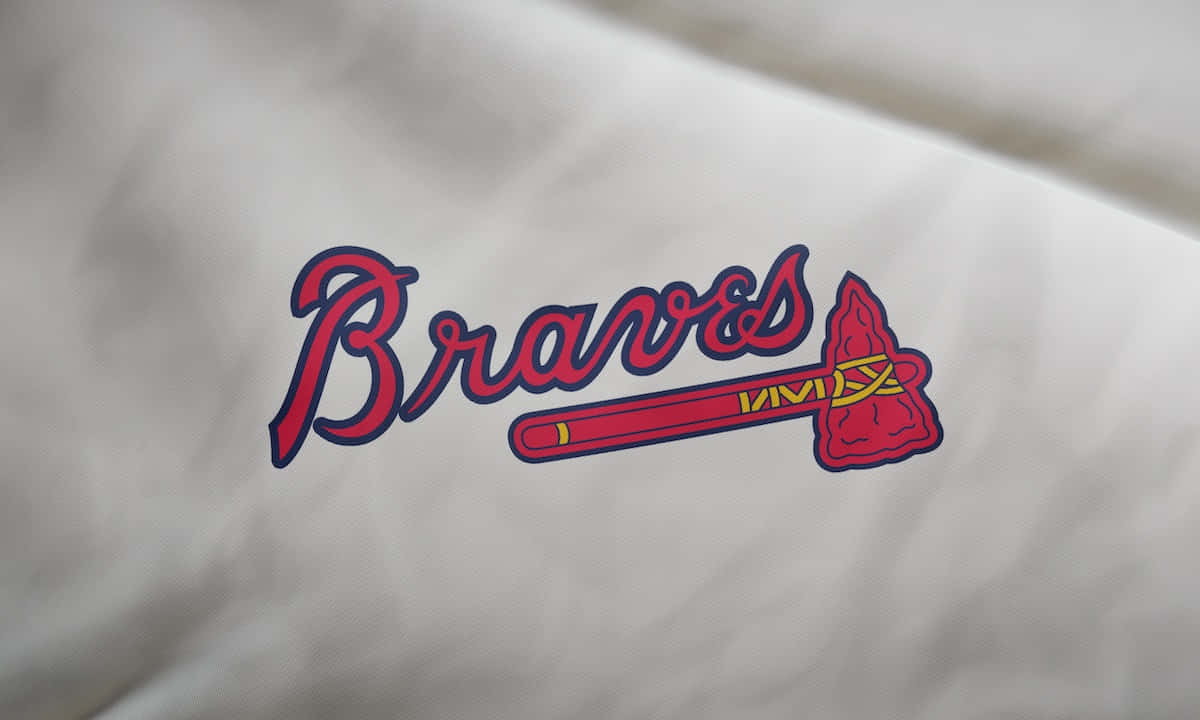 白色布料上的Braves棒球標誌，帶有紅色和深藍色細節。