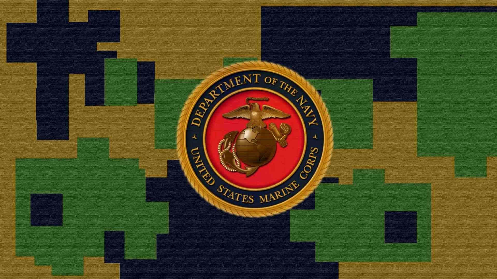 展現您的自豪，支持我們的海軍陸戰隊 壁紙 — 美國海軍陸戰隊徽章居中於像素化迷彩背景，搭配大膽的紅、金、綠色調。